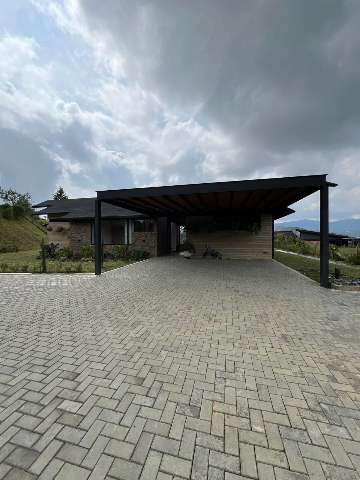 Moderna Casa Campestre en El Retiro con Deck y Vistas Privilegiadas