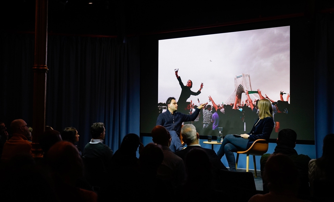 fra et arrangement i mandela rommet, panel på scenen og publikum.