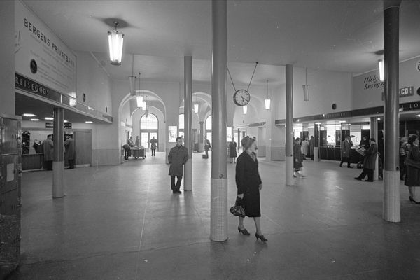 Old photo of inside of vestbane station in 1942.