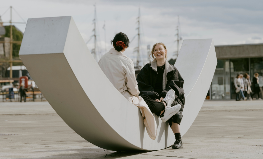 the dialogue bench, two people conversing on it.