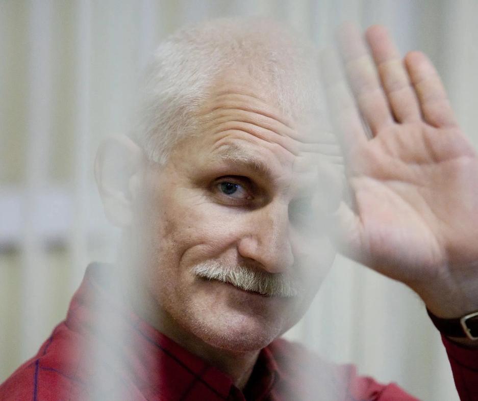 Aljes Bjaljatski waving in jail