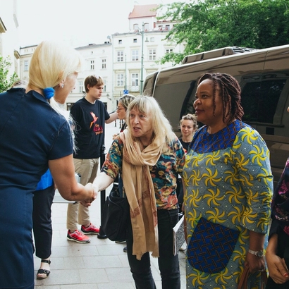 showing Jody Williams greeting Mette Marit