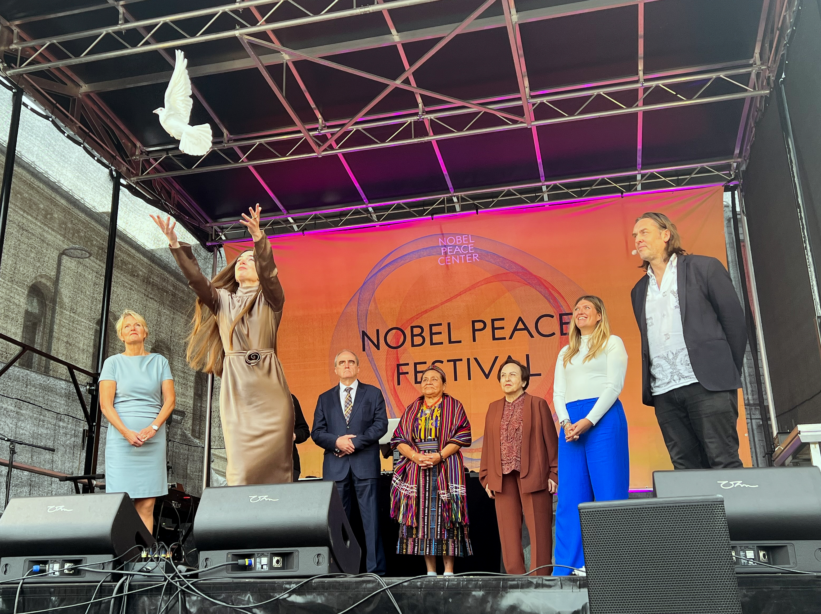  Oleksandra Matviitsyuk released the dove of peace that flew out over Town Hall Square