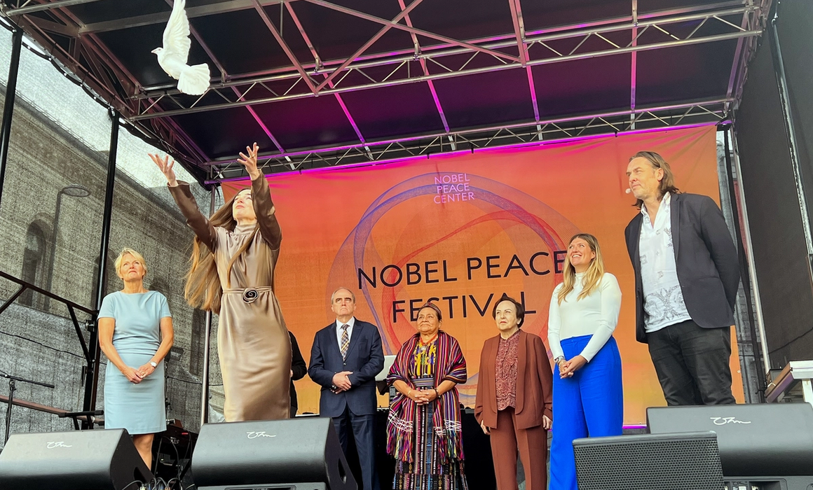 Oleksandra Matviitsyuk released the dove of peace that flew out over Town Hall Square