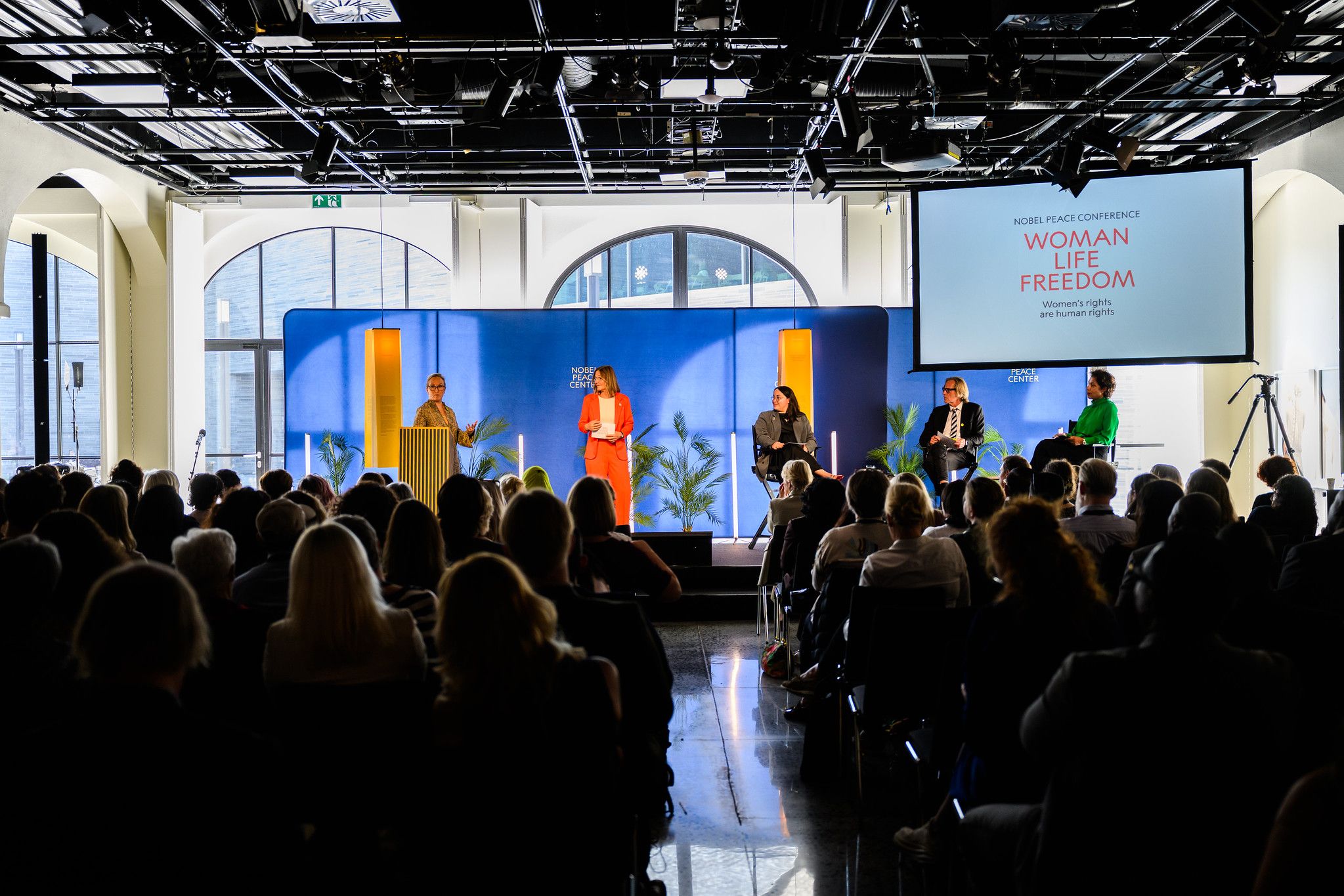 Fra Nobel Peace Conference 2024. Man ser scenen og publikum bakfra.
