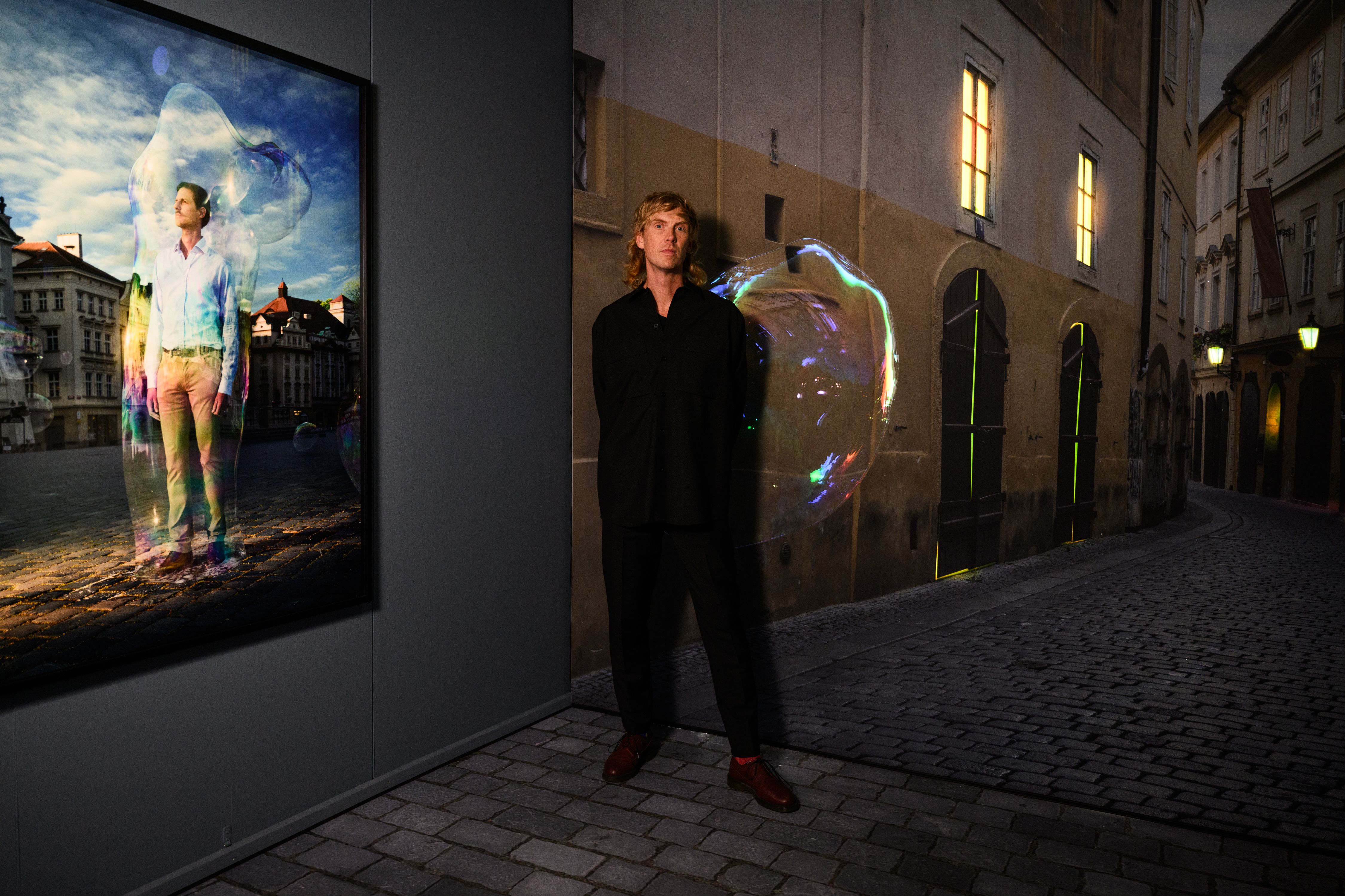 Erik Johansson next to filter bubbles.