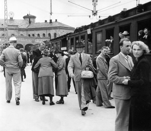 Travelers by train from Vestbanen trainstation, July 1938.