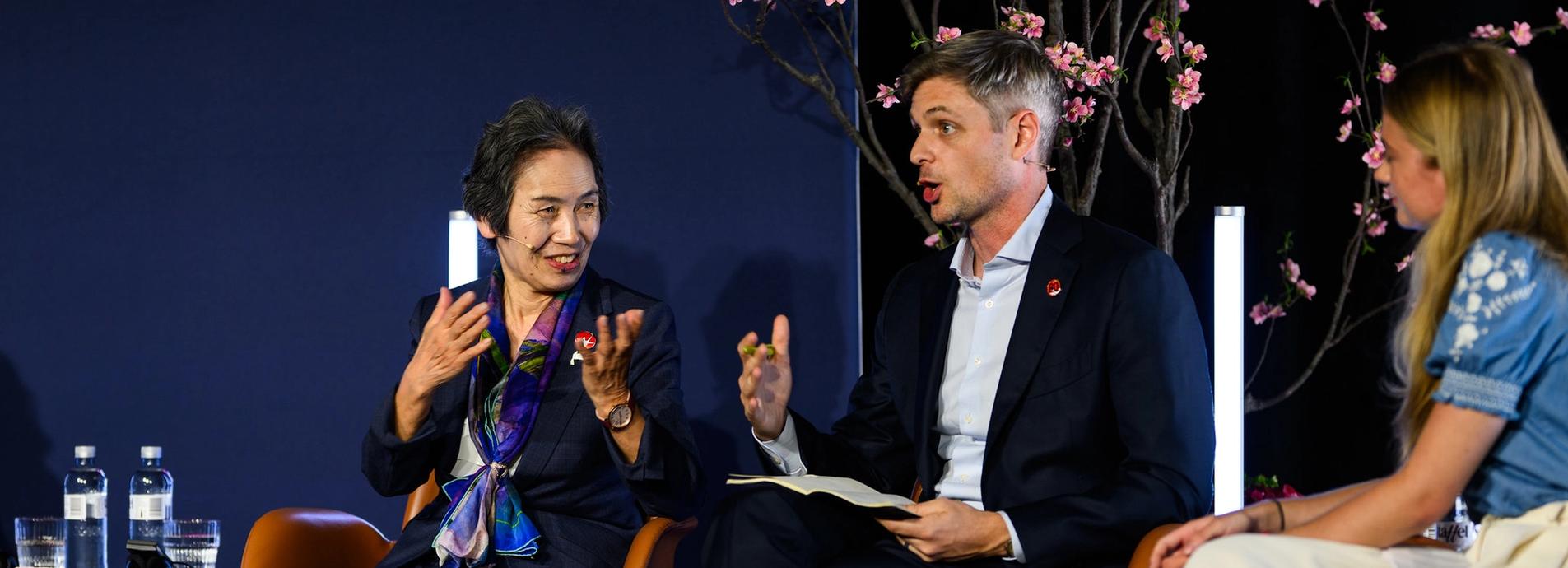 Masako Wada, Daniel Högsta and Penelope Lea on stage.
