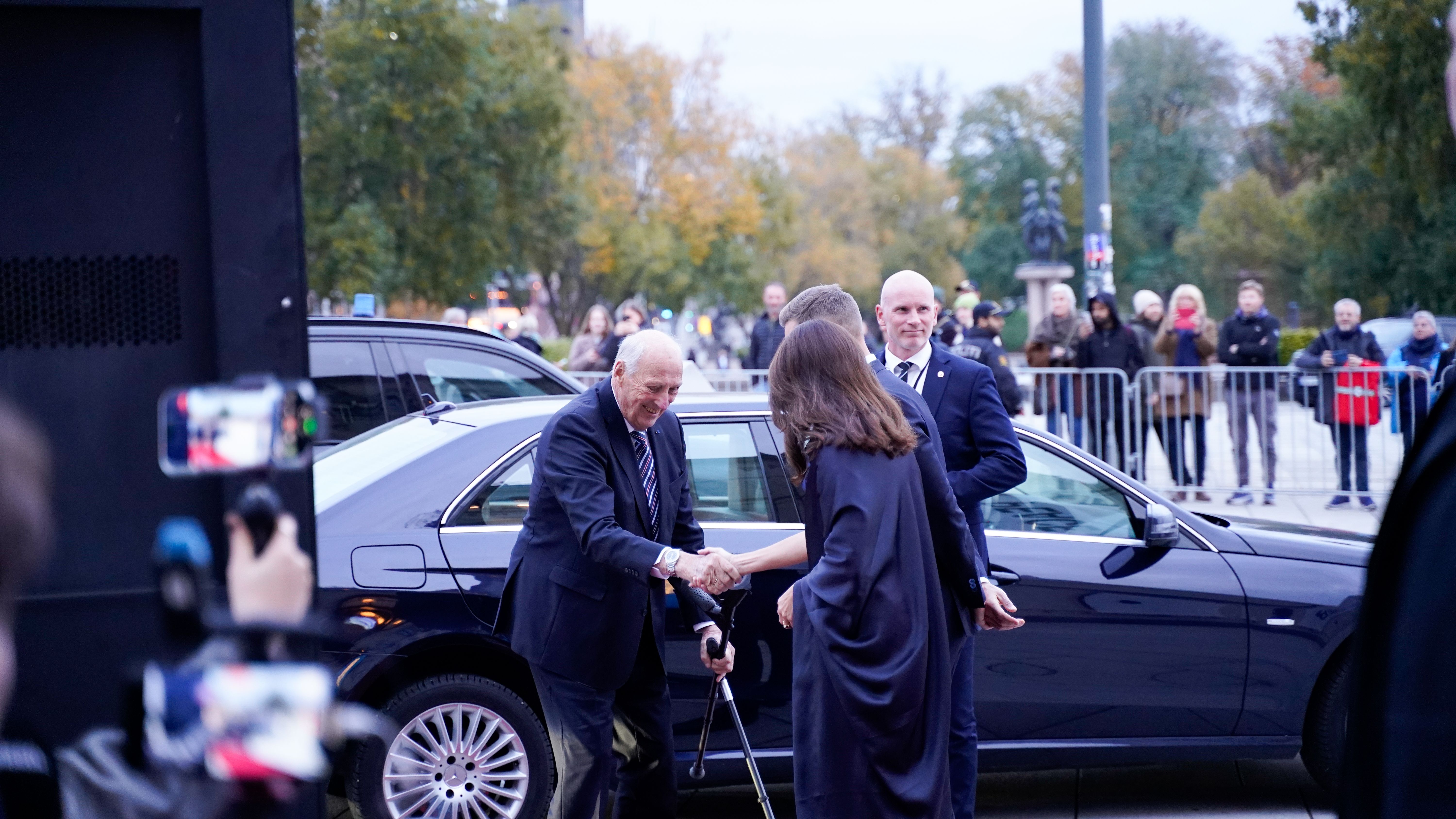 The king of norway greets Alexander Stubb and his wife.