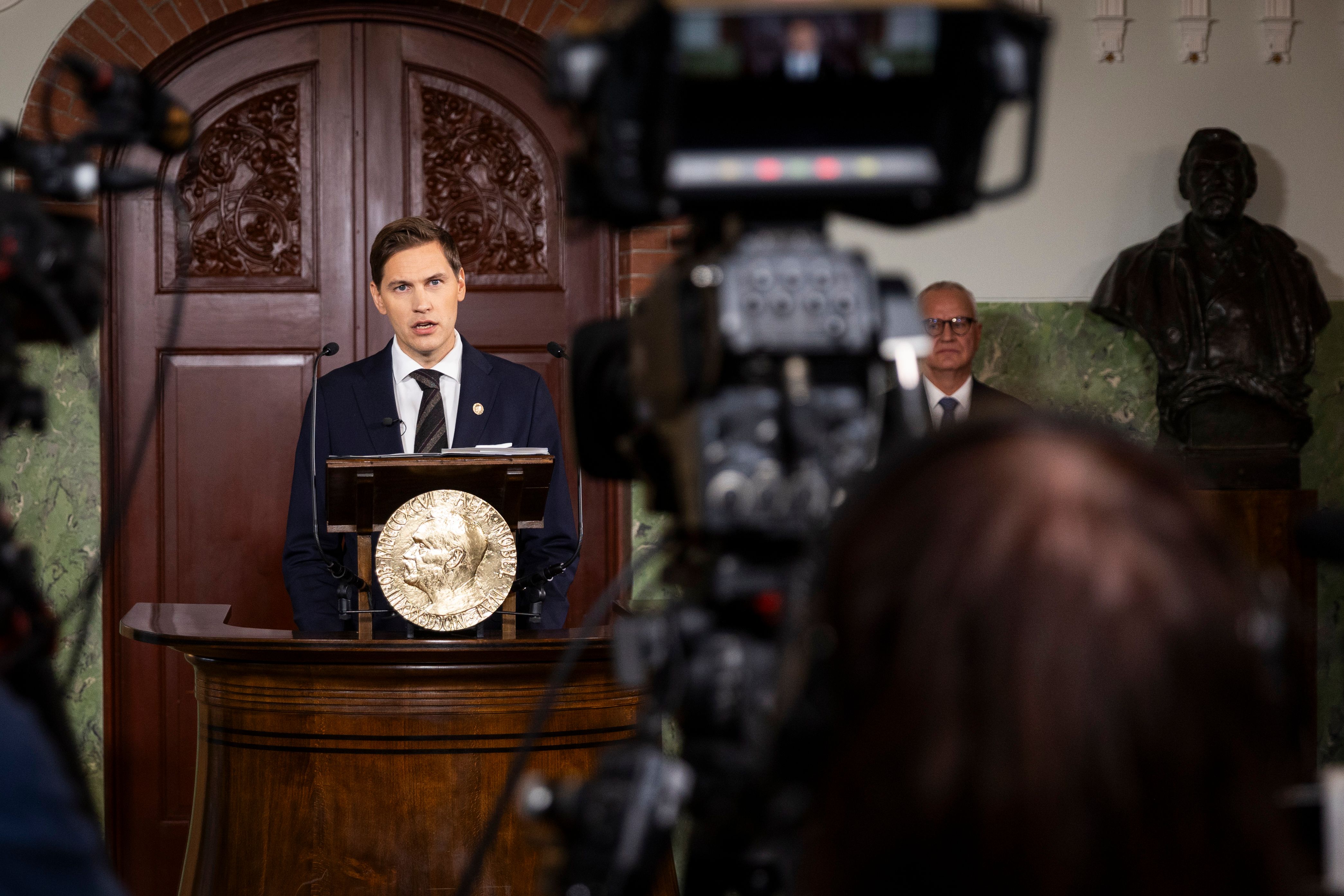 Jørgen Watne Frydnes on the podium announcing the peace prize laureate 2025.