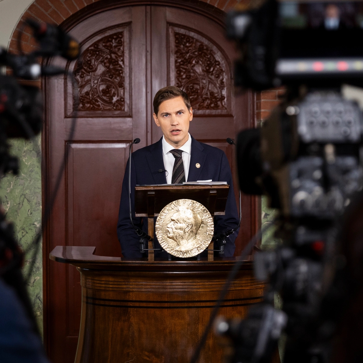 Jørgen Watne Frydnes on the podium announcing the peace prize laureate 2025.