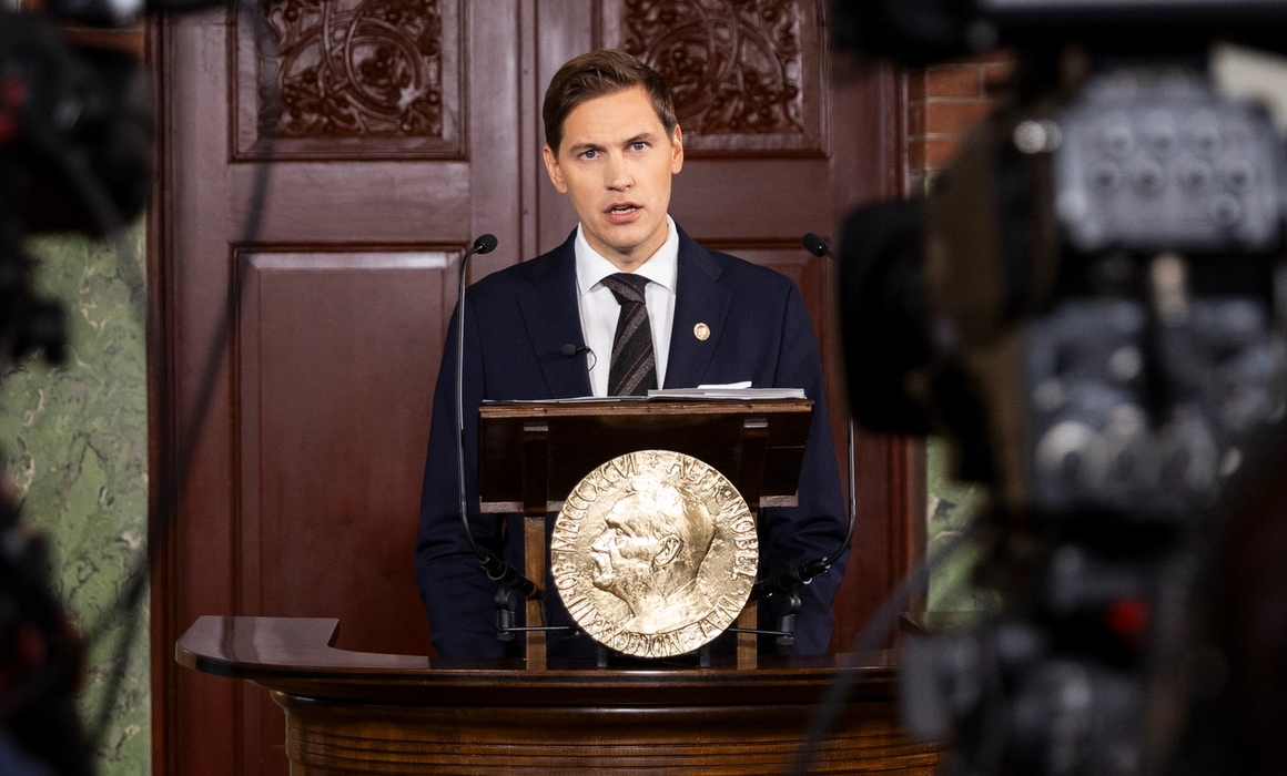 Jørgen Watne Frydnes on the podium announcing the peace prize laureate 2025.