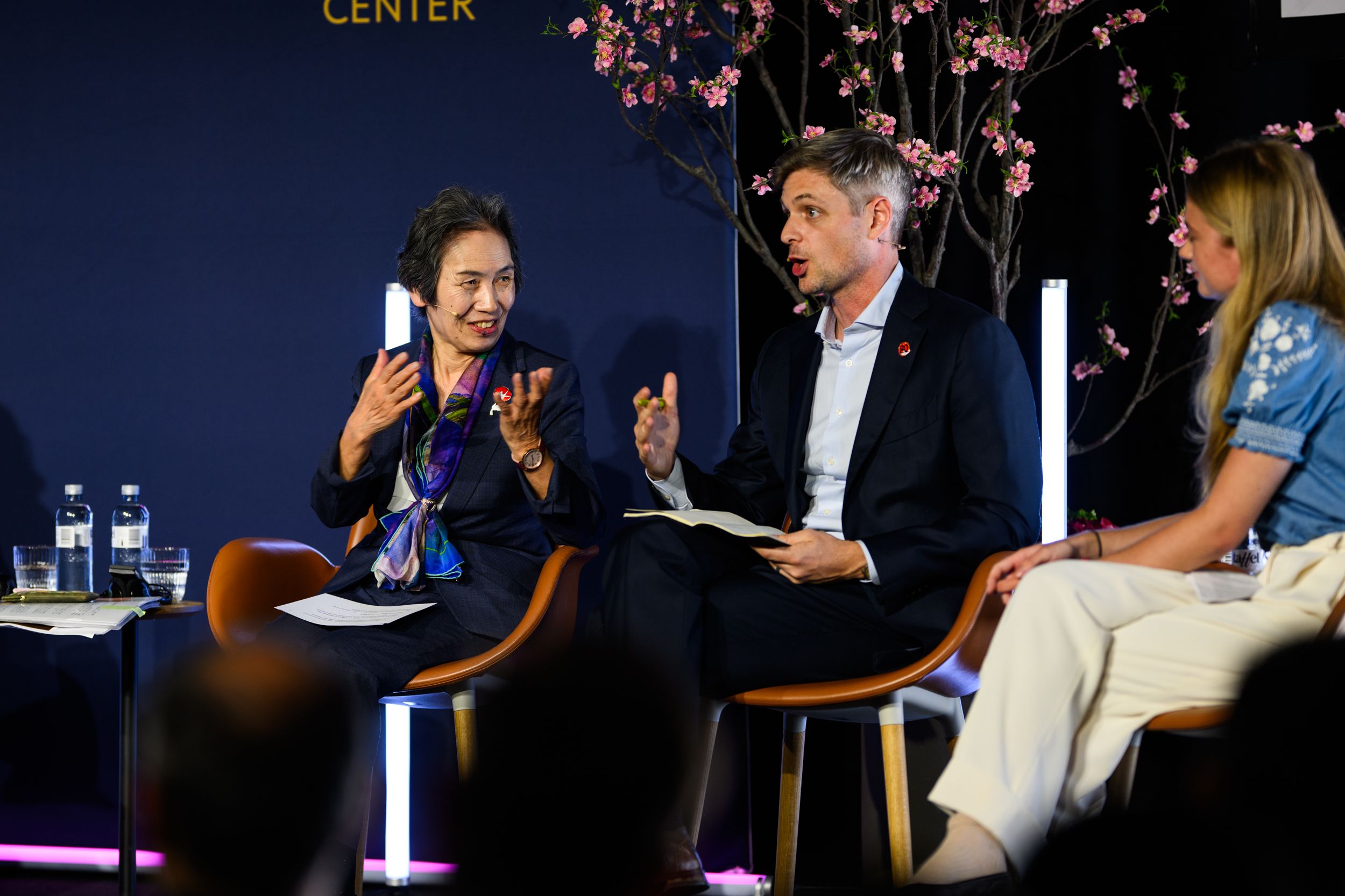 Fra konferansen i fjor, tre panelister på scenen som prater.