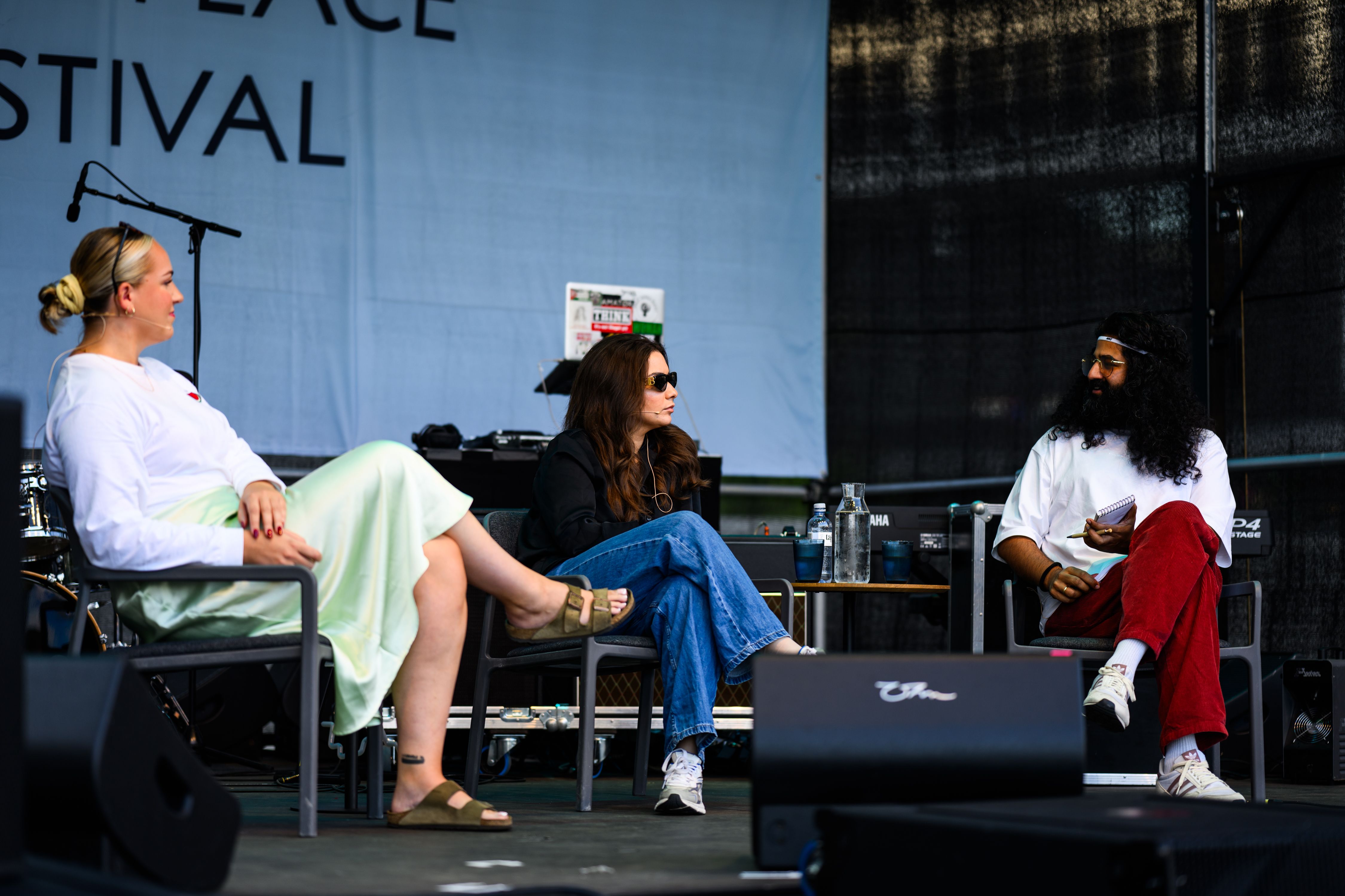 Tara og Sandeep fra All respekt på scenen.