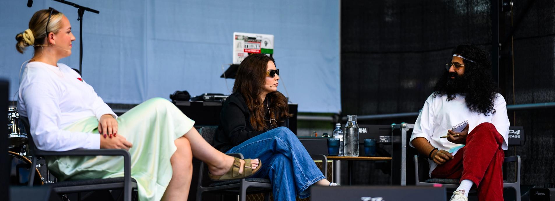 Tara og Sandeep fra All respekt på scenen.