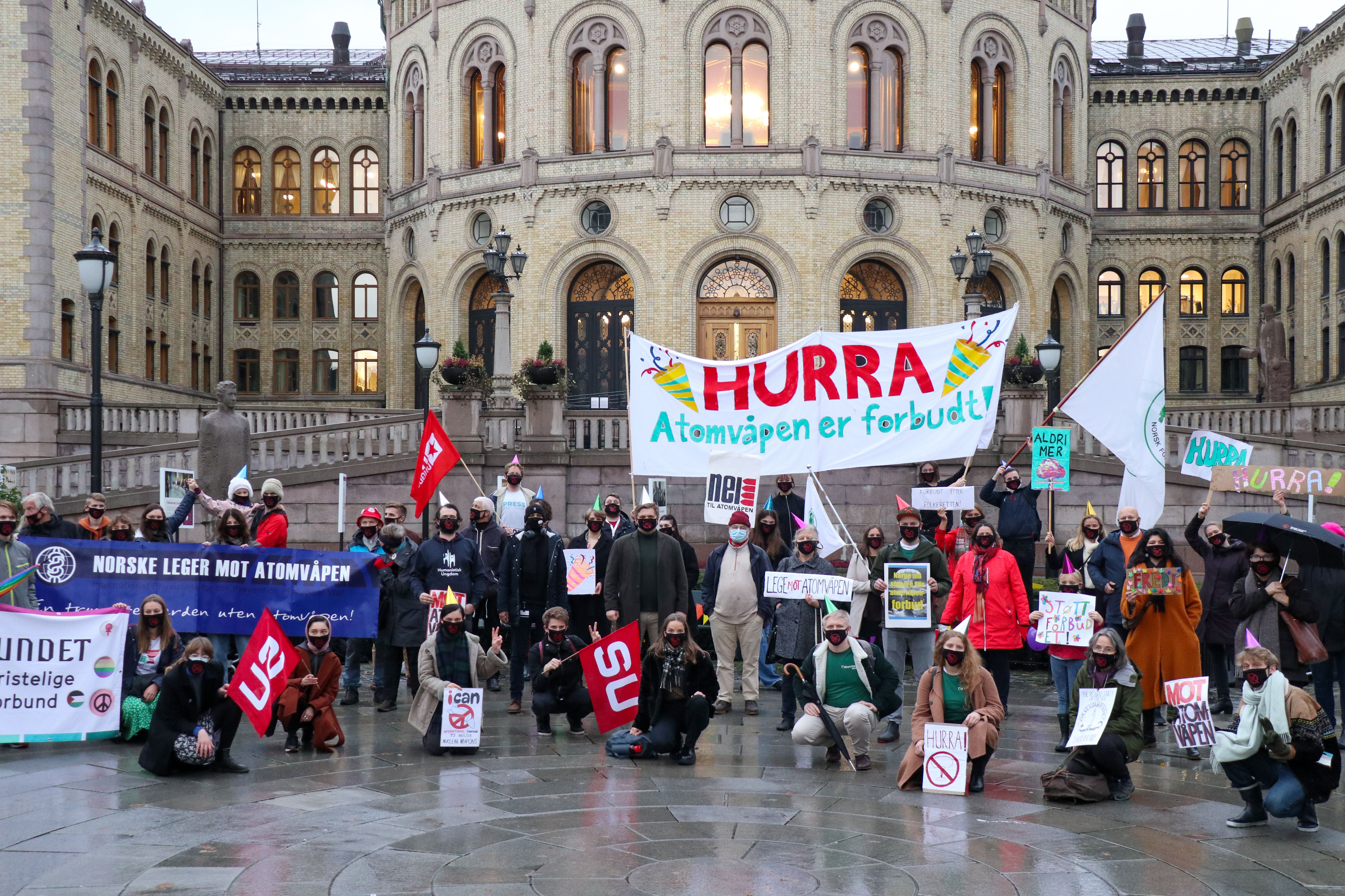 Several partner organizations of ICAN Norway have gathered outside the Norwegian Parliament on January 22, 2021, to celebrate that the UN Treaty on the Prohibition of Nuclear Weapons has come into force and call on Norway to sign and ratify the treaty. 