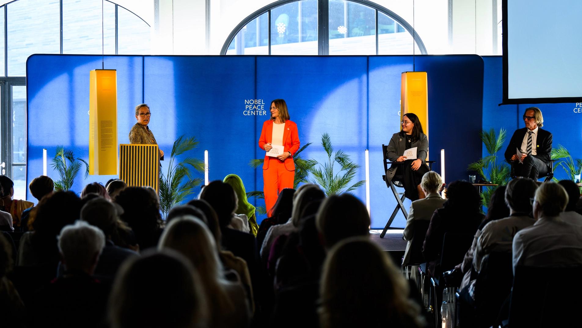 Fra konferansen i 2024, scenen med talere og publikum som ser på