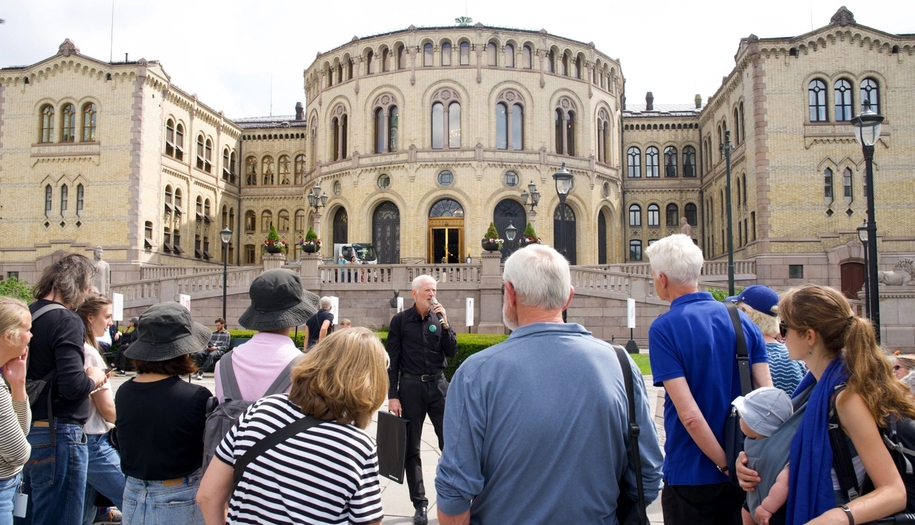 In front of parliament, guided tour