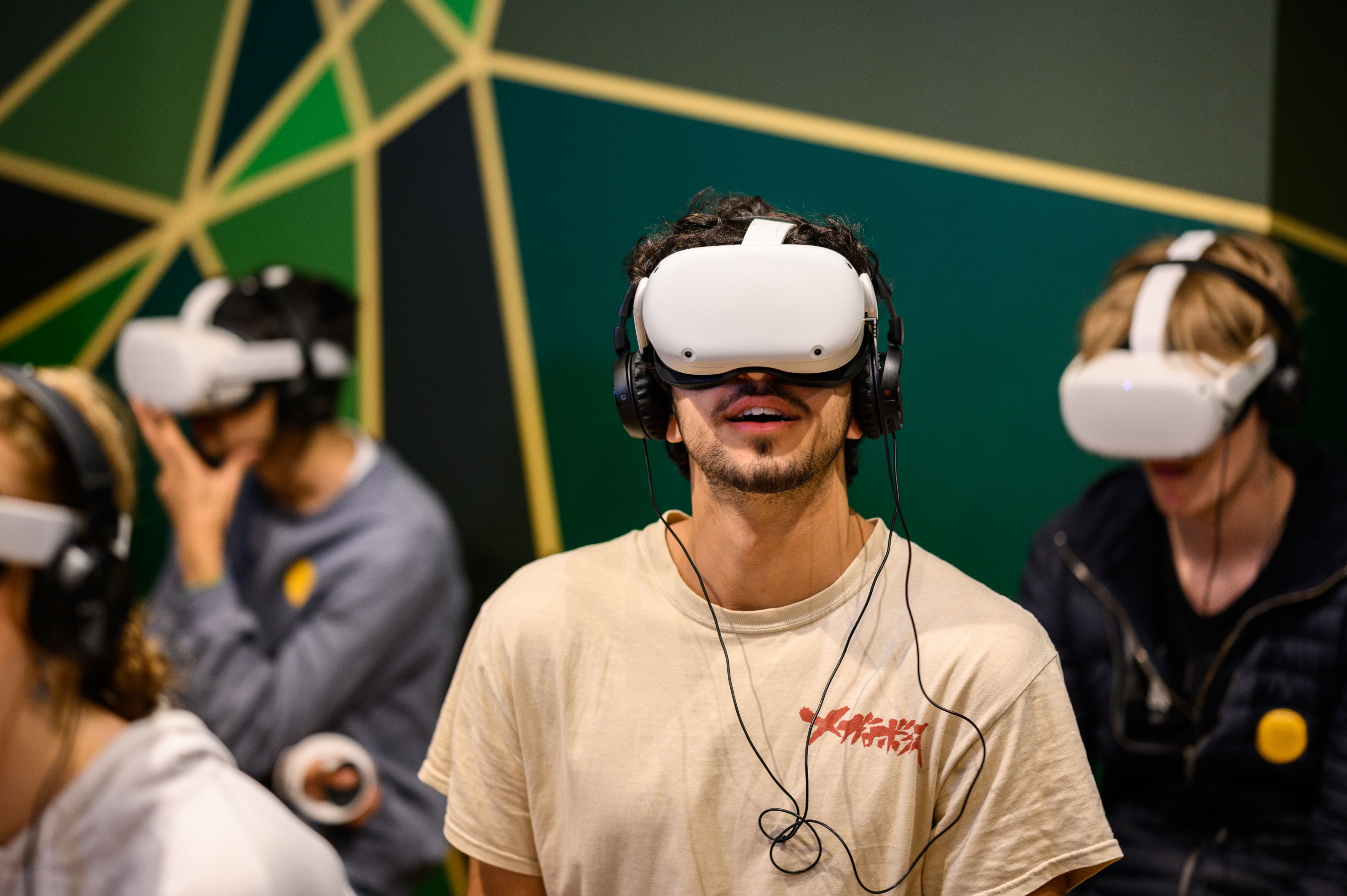 VR briller på et par elever.
