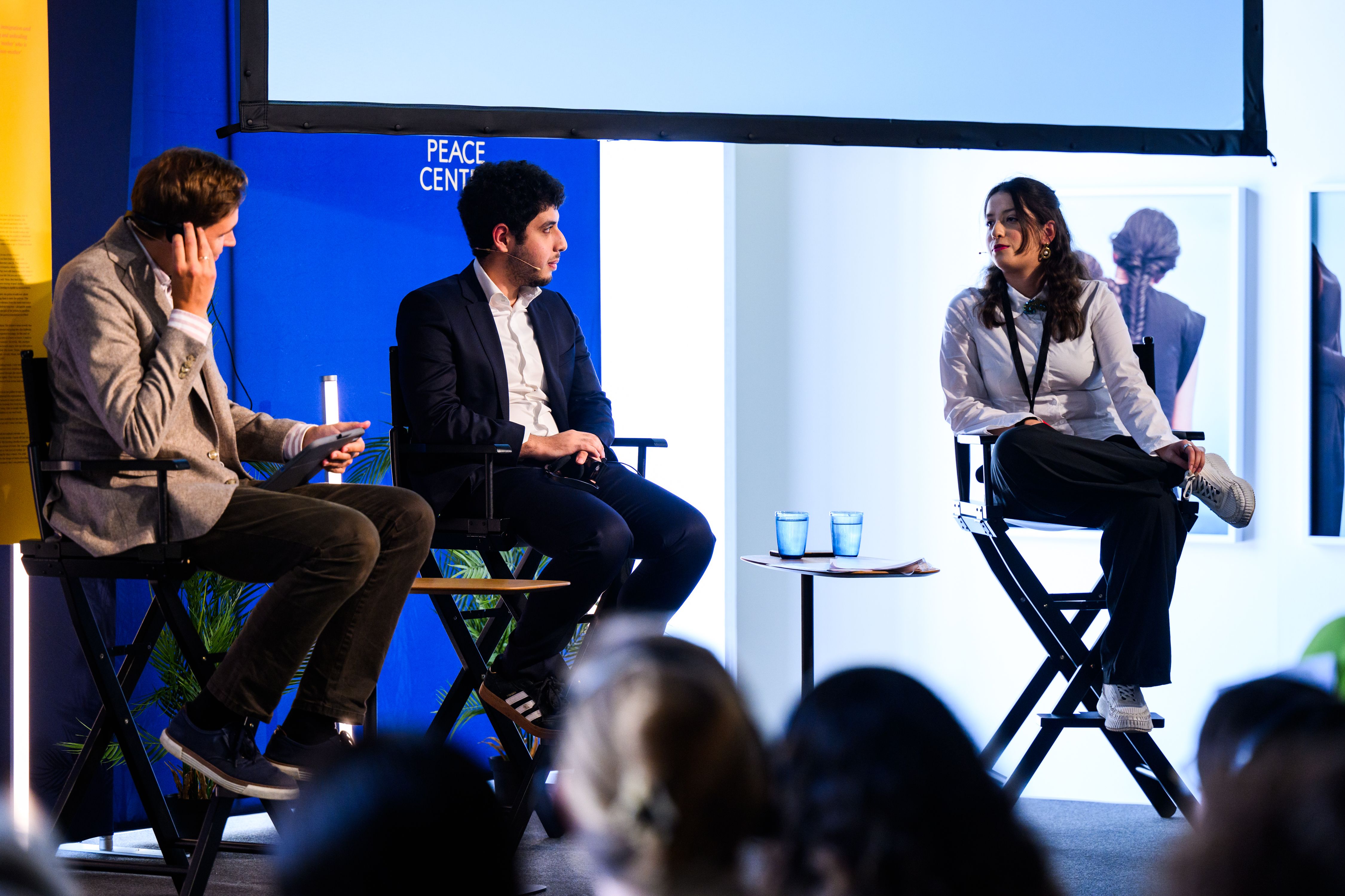 fra konferansen i 2025, tre talere på scenen i samtale.