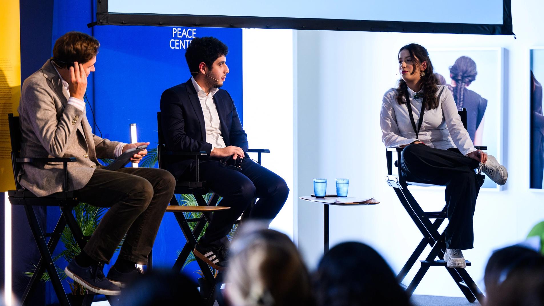 fra konferansen i 2025, tre talere på scenen i samtale.