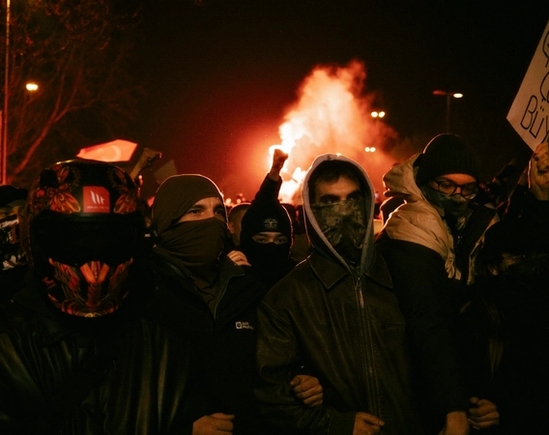 Demostrants with masks