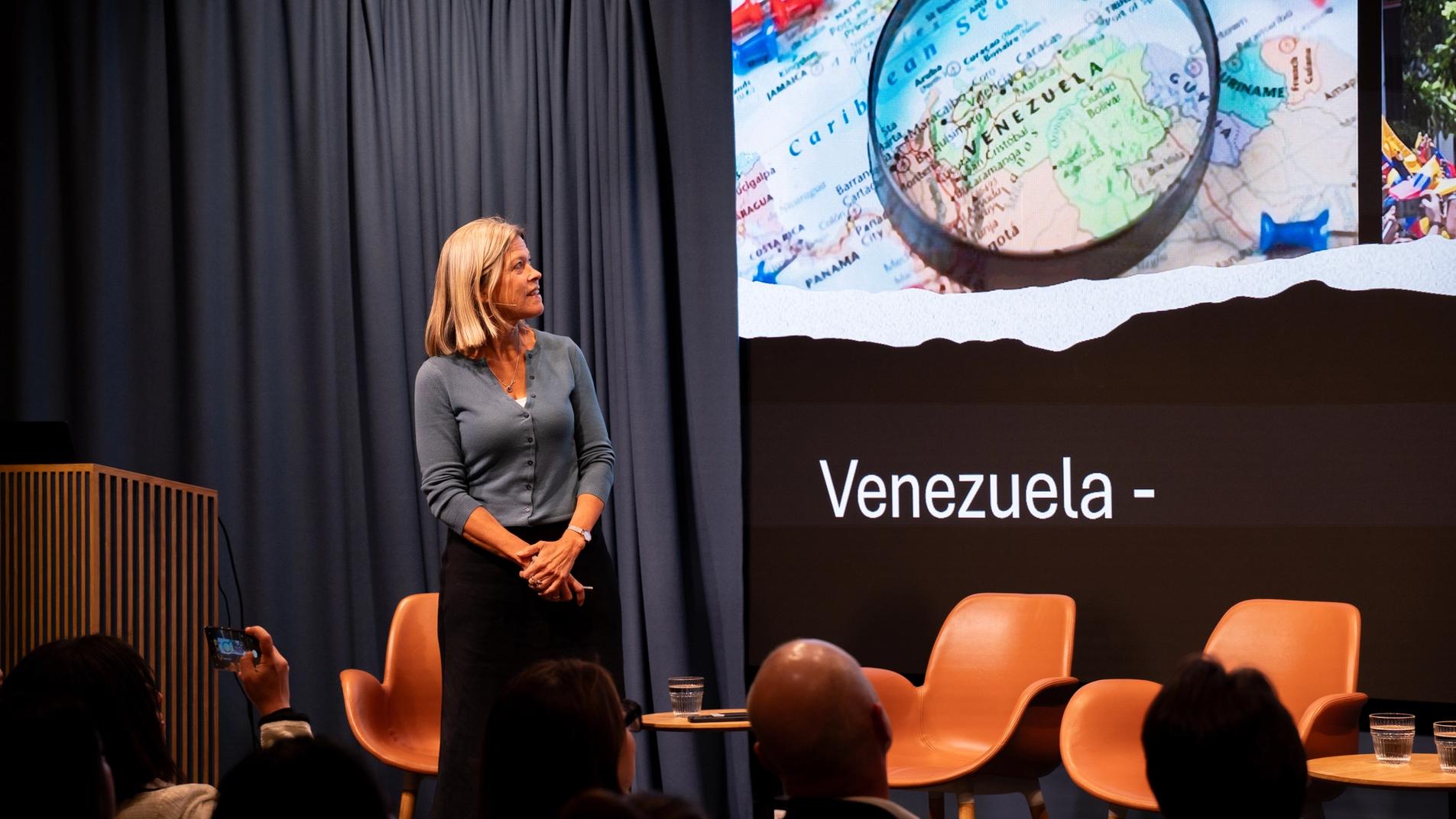 Benedicte Bull på scenen under et arrangement om fredsprisen 2025 til Maria Corina Machado, og om situasjonen i Venezuela.