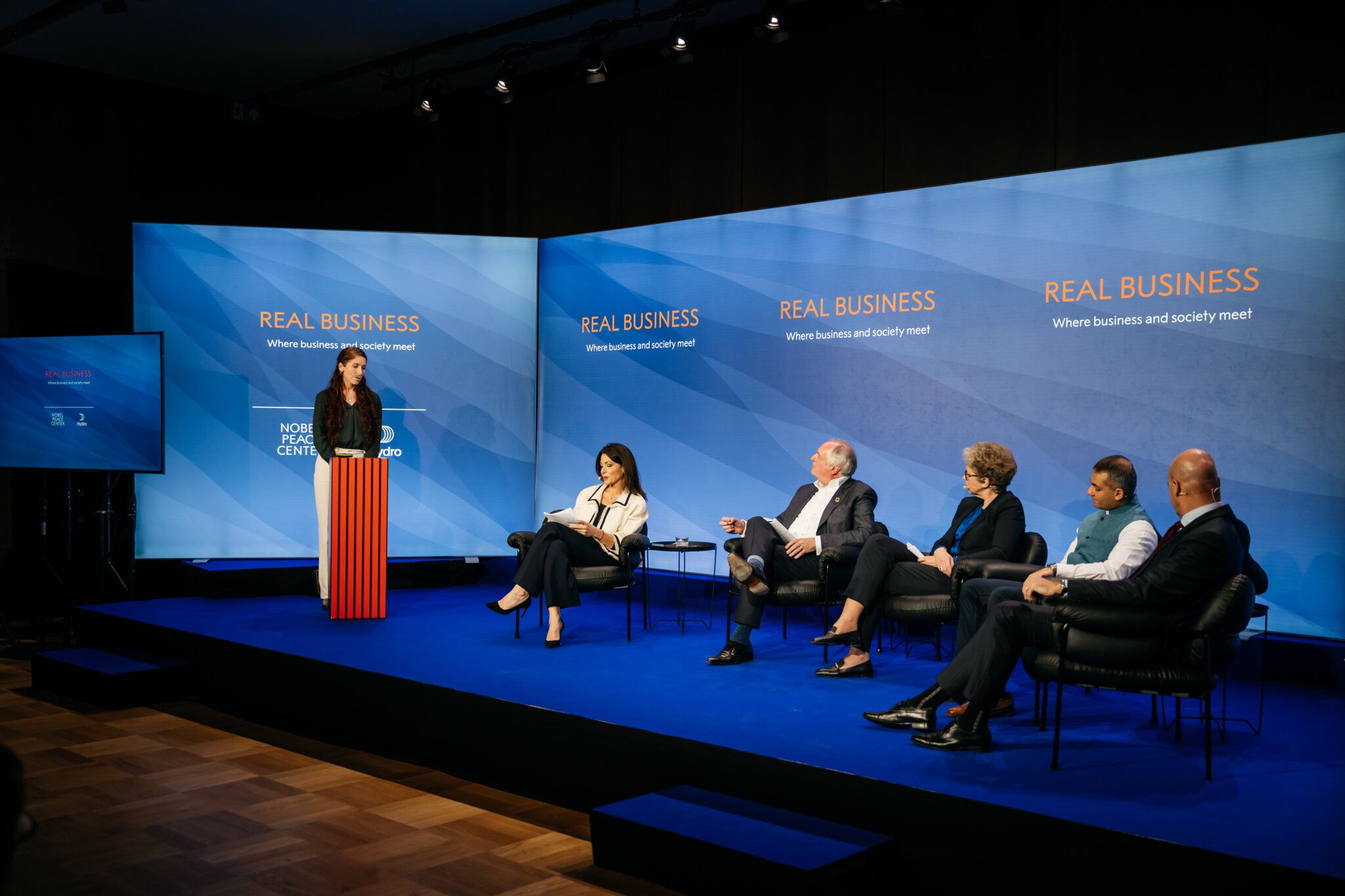 fra arrangement, publikum i salen på runde bord.