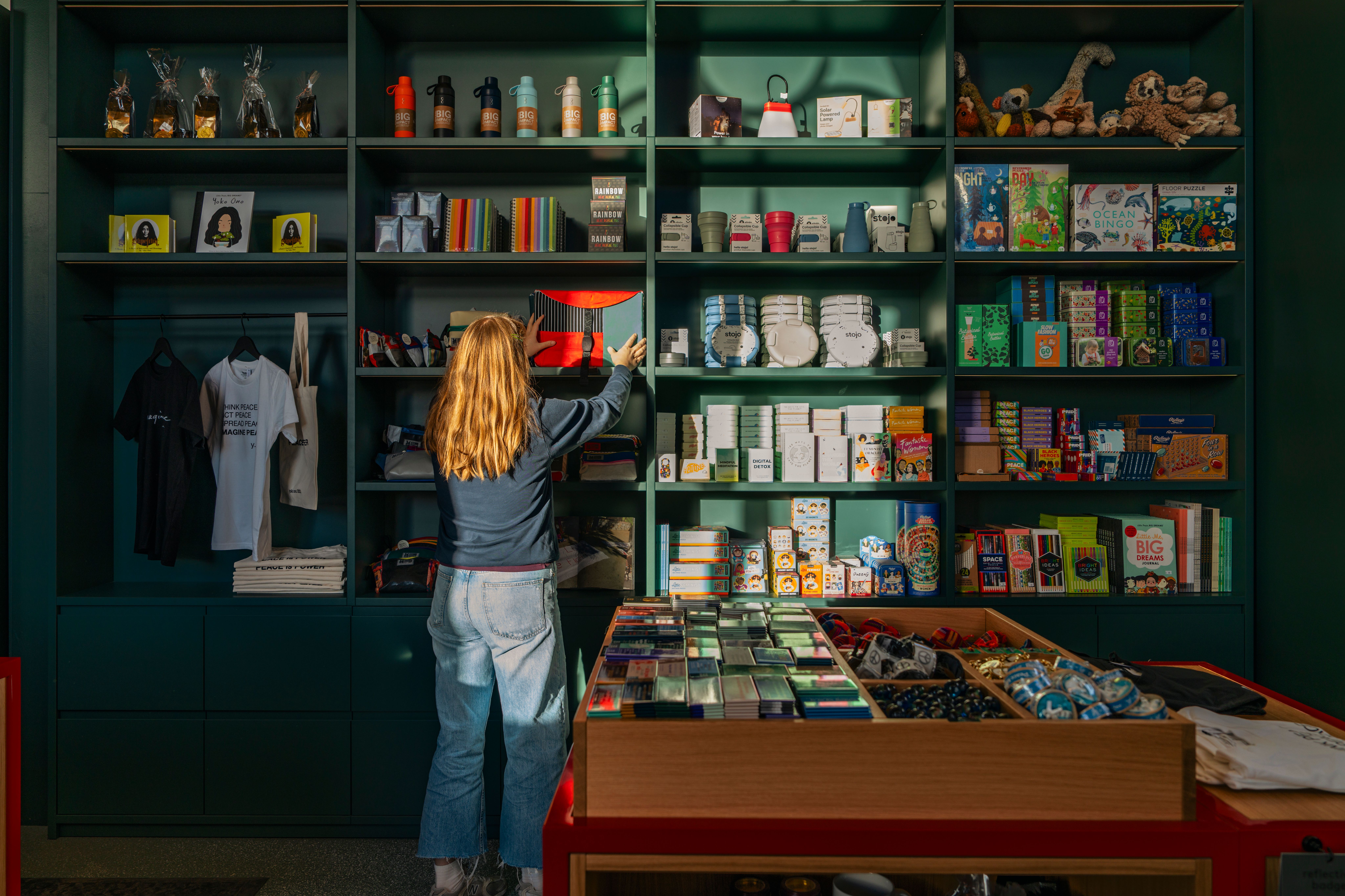 fra museums butikken, hyller med ting