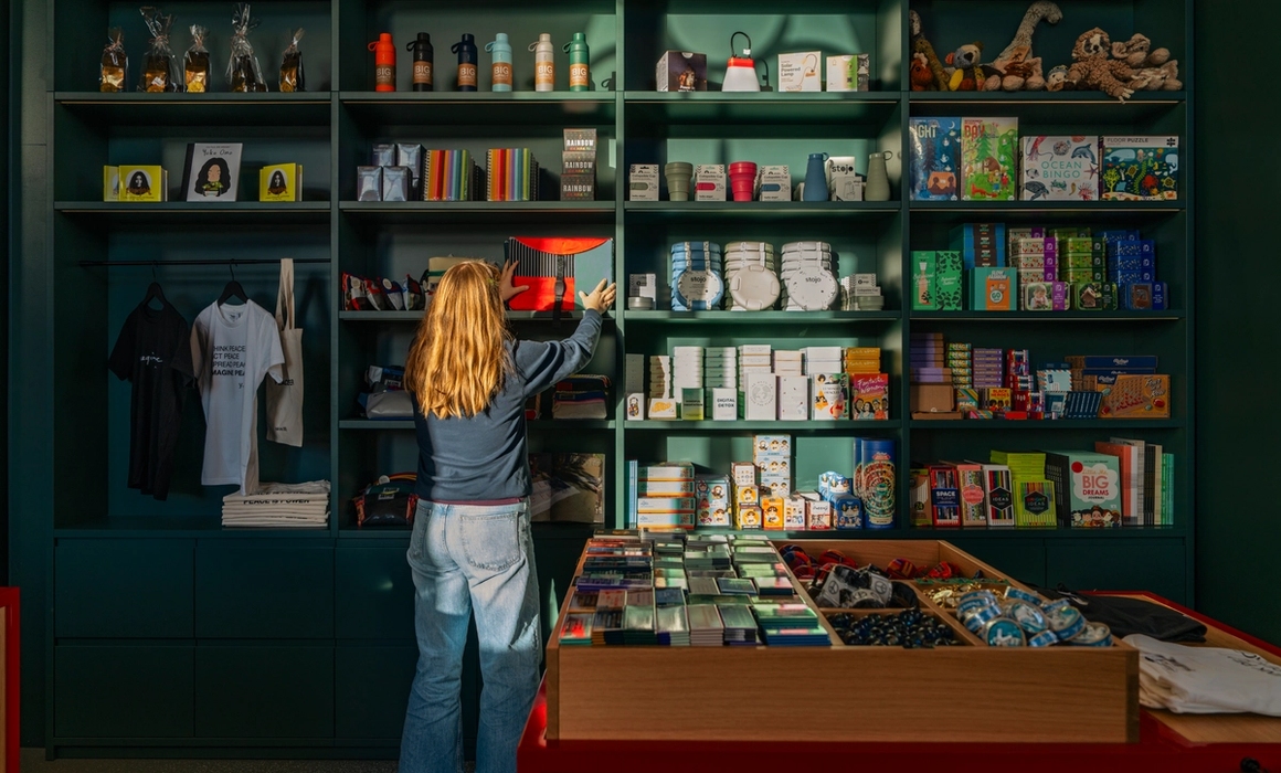 fra museums butikken, hyller med ting