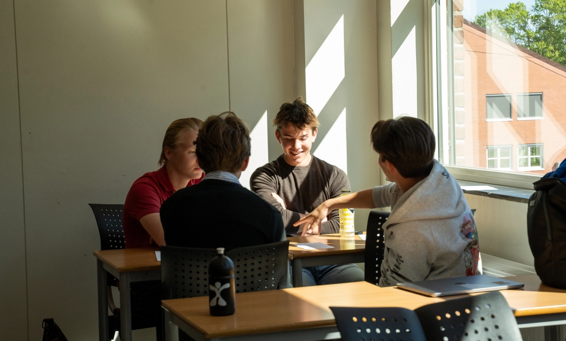 vgs elever som sitter i klasserommet og snakker sammen.