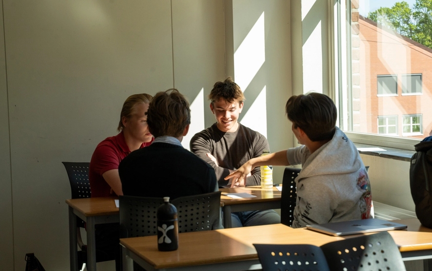 lever fra vgs som sitter og prater sammen i klasserommet.