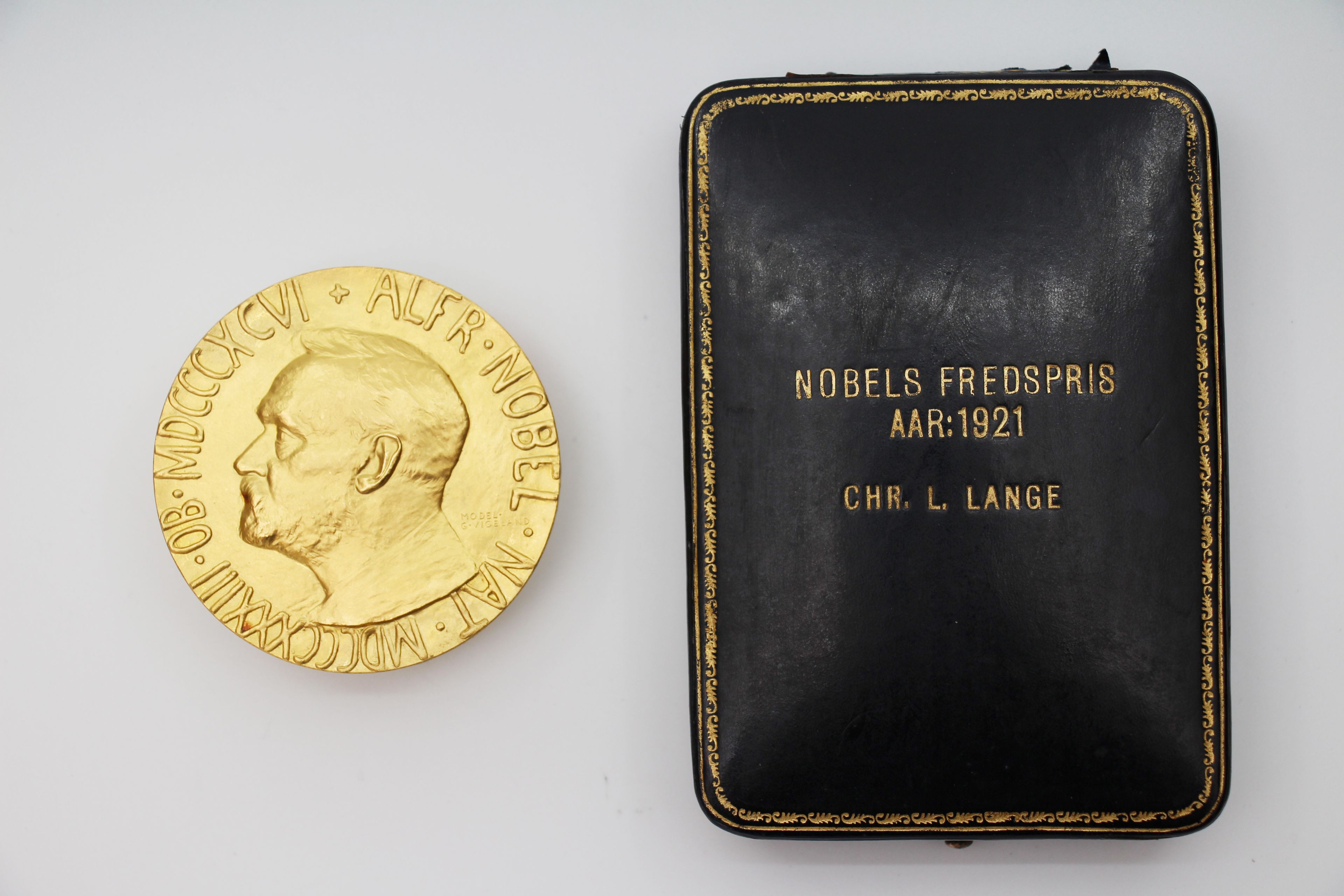fredsprismedaljen til chr. l. lange. Med etuiet ved siden av.