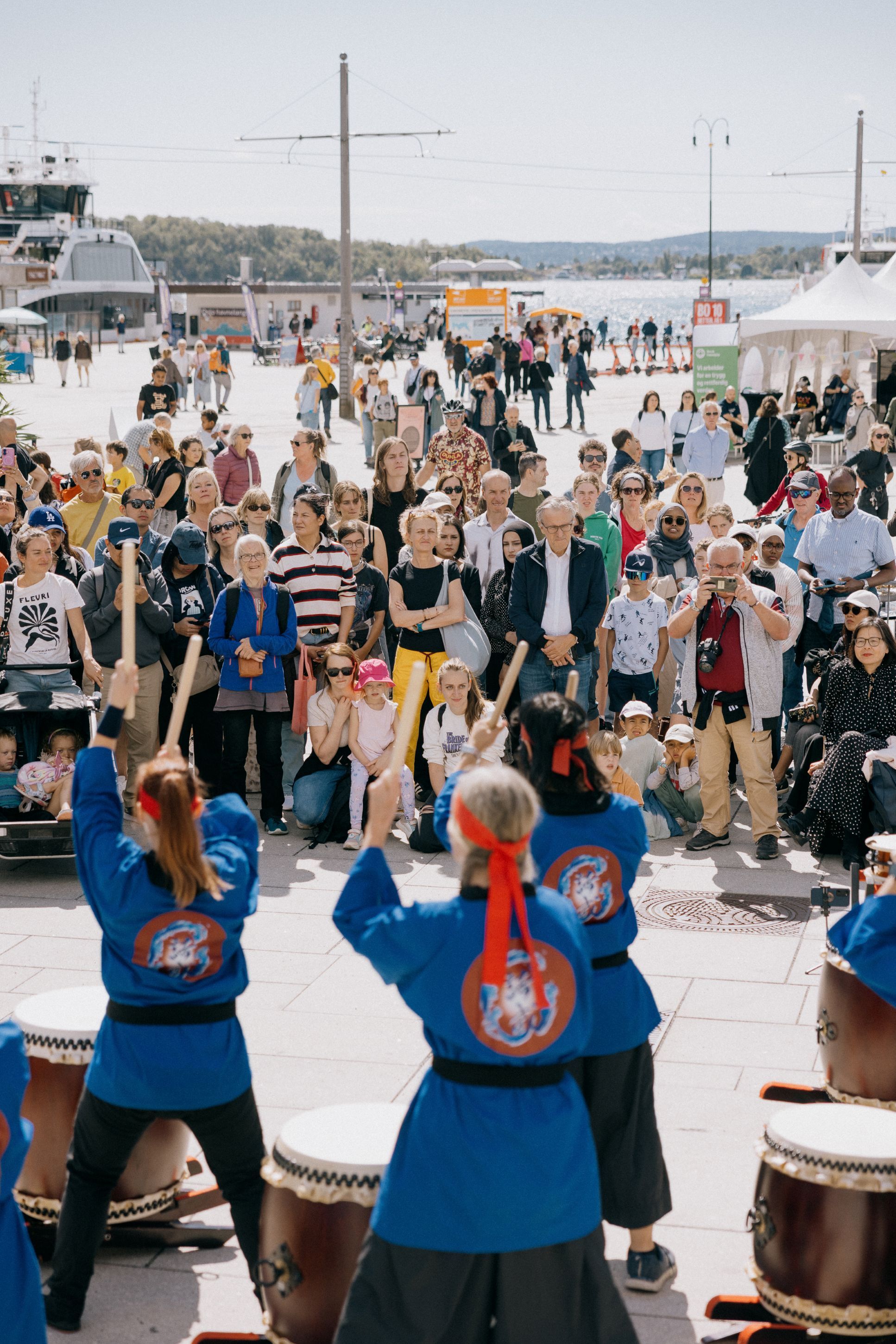 festivalen og folk og trommer