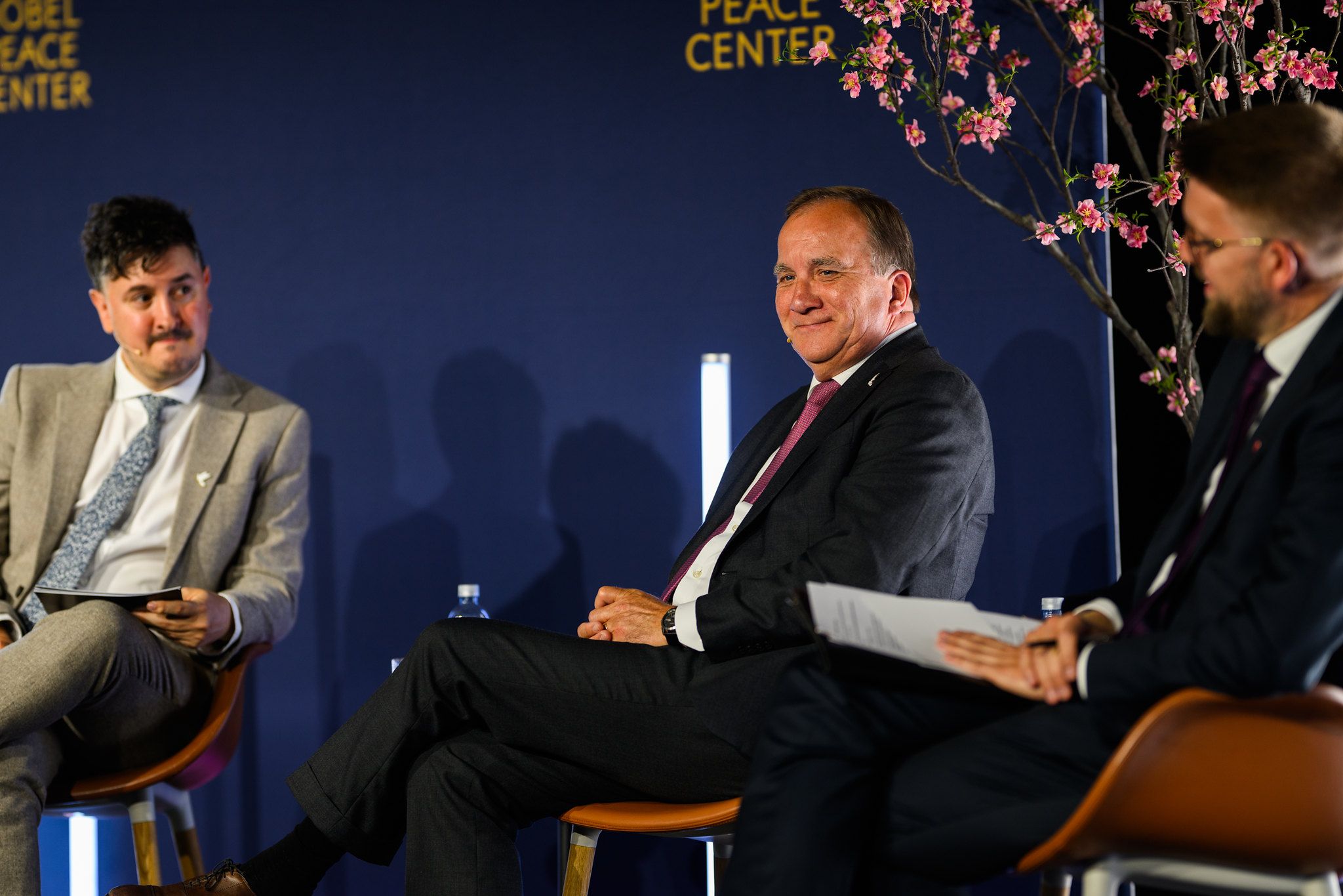 Arnaud Siad, Stefan Löfven og Eivind Vad Petersson på scenen.