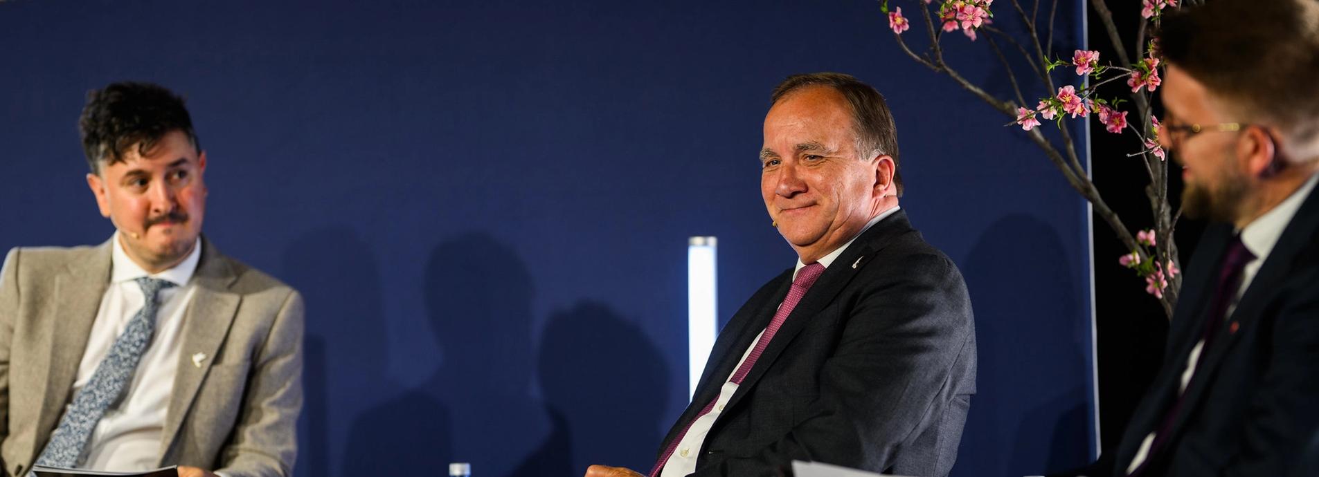 Arnaud Siad, Stefan Löfven og Eivind Vad Petersson på scenen.