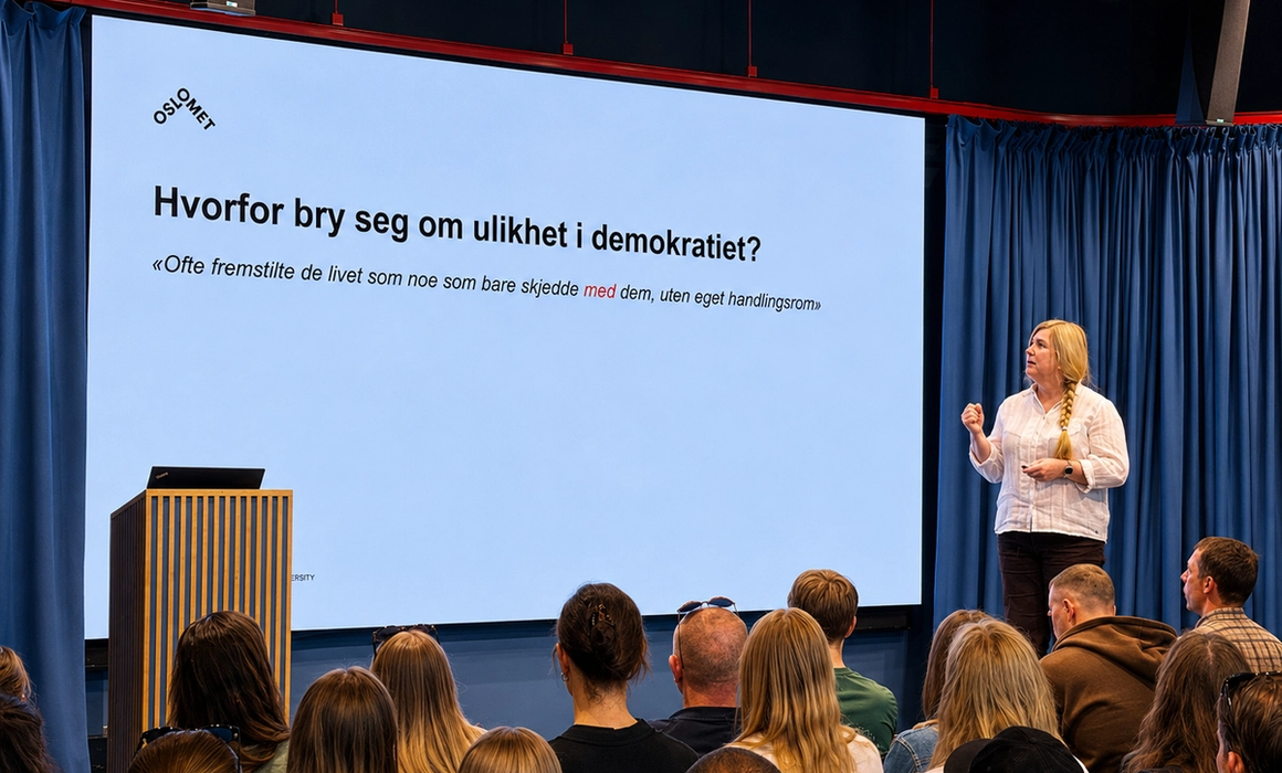 foredrag på scenen, tekst på skjermen sier "hvorfor bry seg om ulikhet i demokratiet"