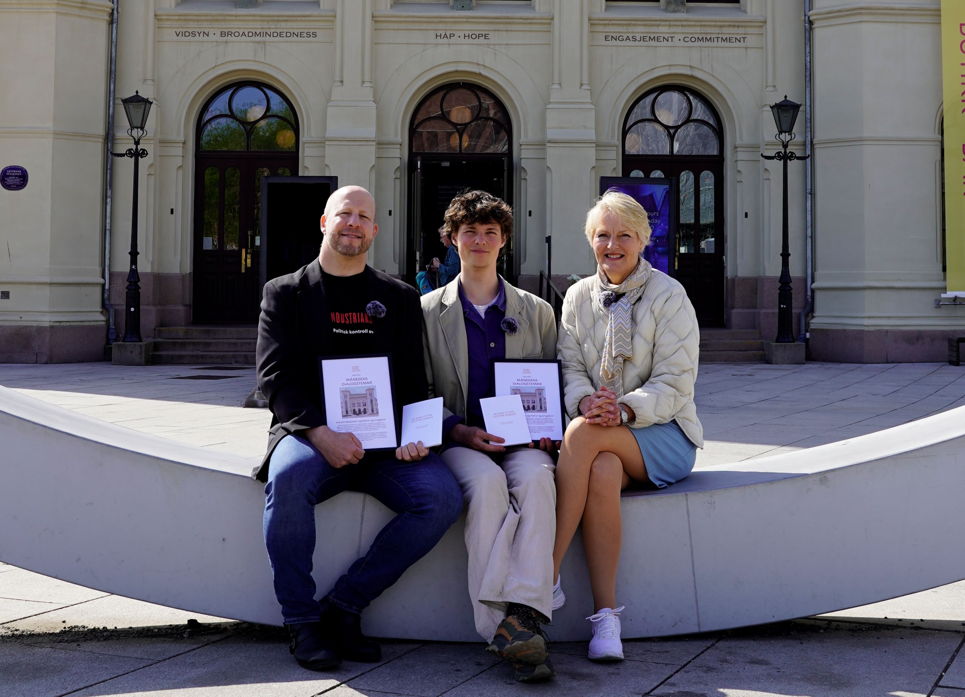 Industriaksjonen og Natur og Ungdom sitter med Direktør Kjersti Fløgstad foran nobels fredssenter
