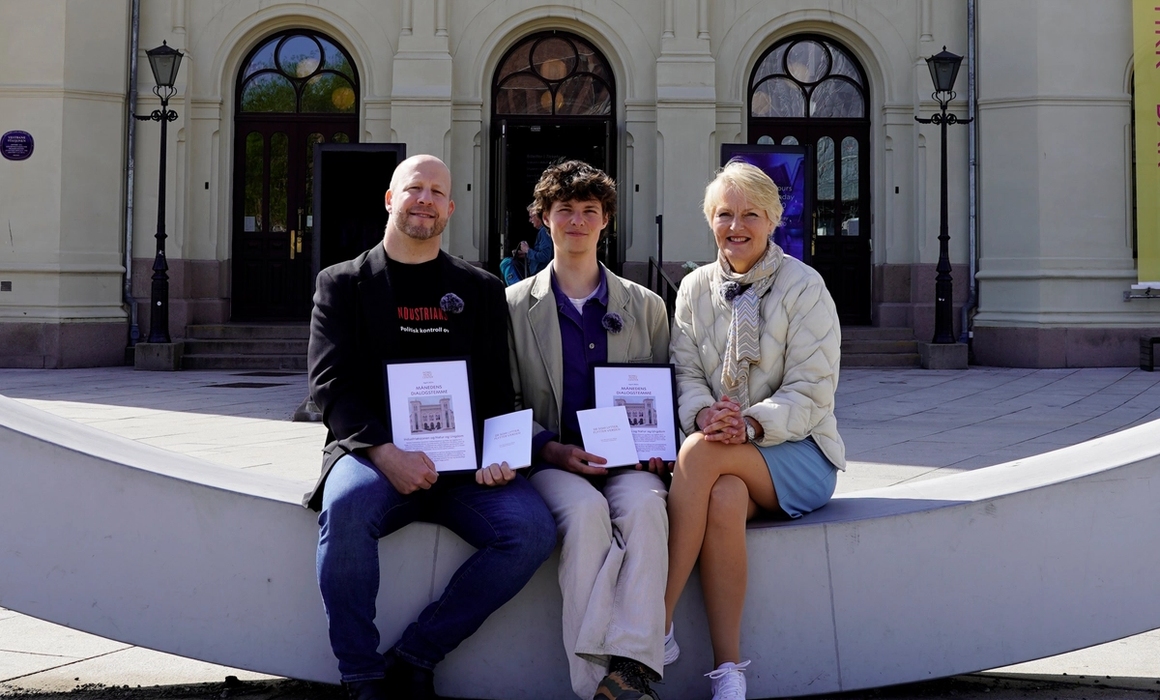 Industriaksjonen og Natur og Ungdom sitter med Direktør Kjersti Fløgstad foran nobels fredssenter