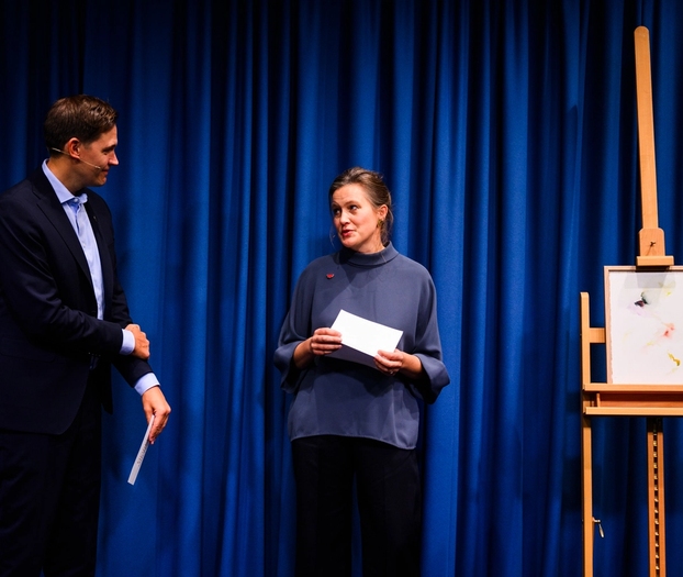 Kunstneren av fredsprisdiplomet på scenen med diplomet og nobel instituttets jørgen frydnes.