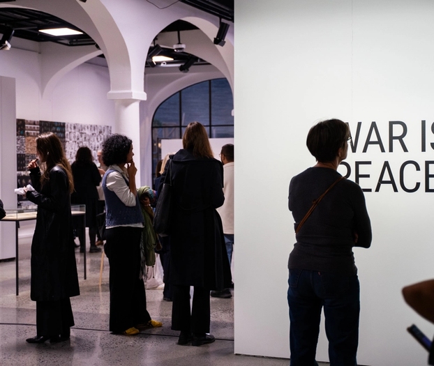 Inne på Nobels Fredssenter, i utstillingen Viljen, på kveldstid.