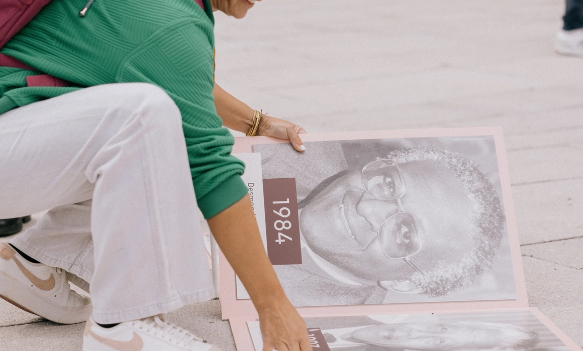 Dame som spiller tidslinje spillet.