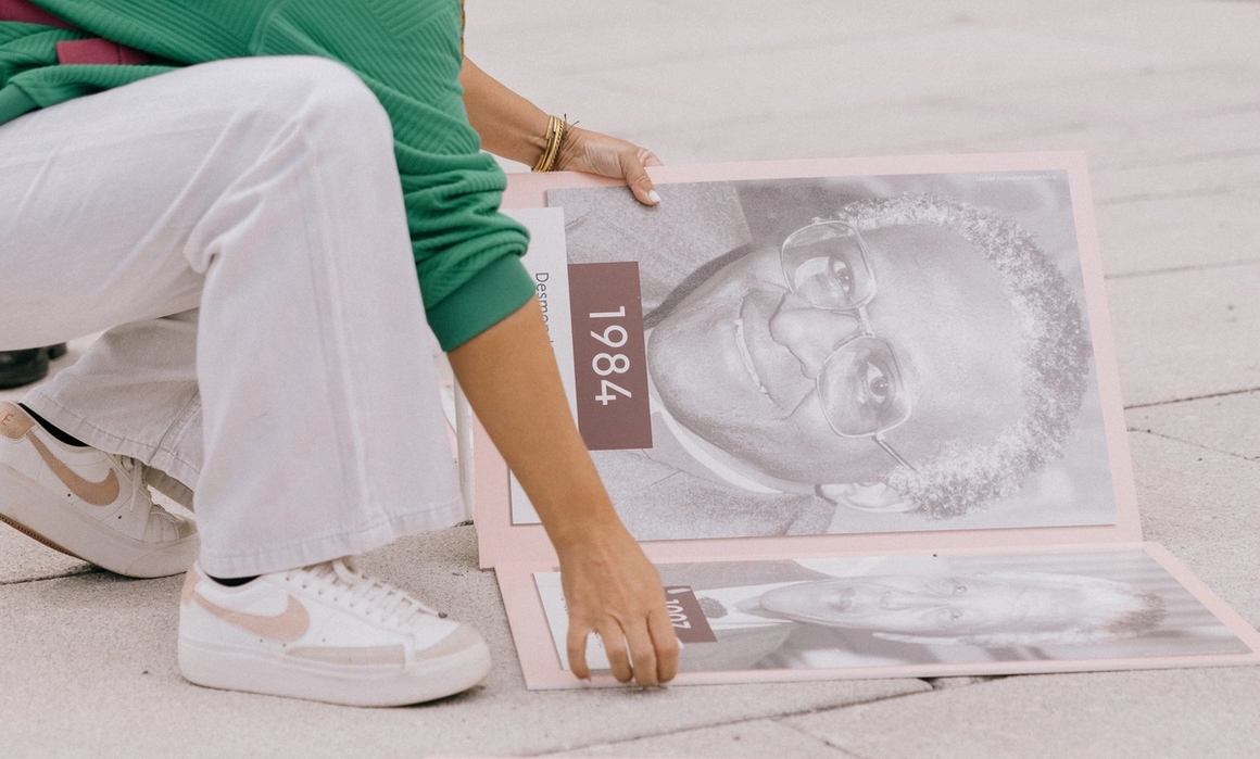 Dame som spiller tidslinje spillet