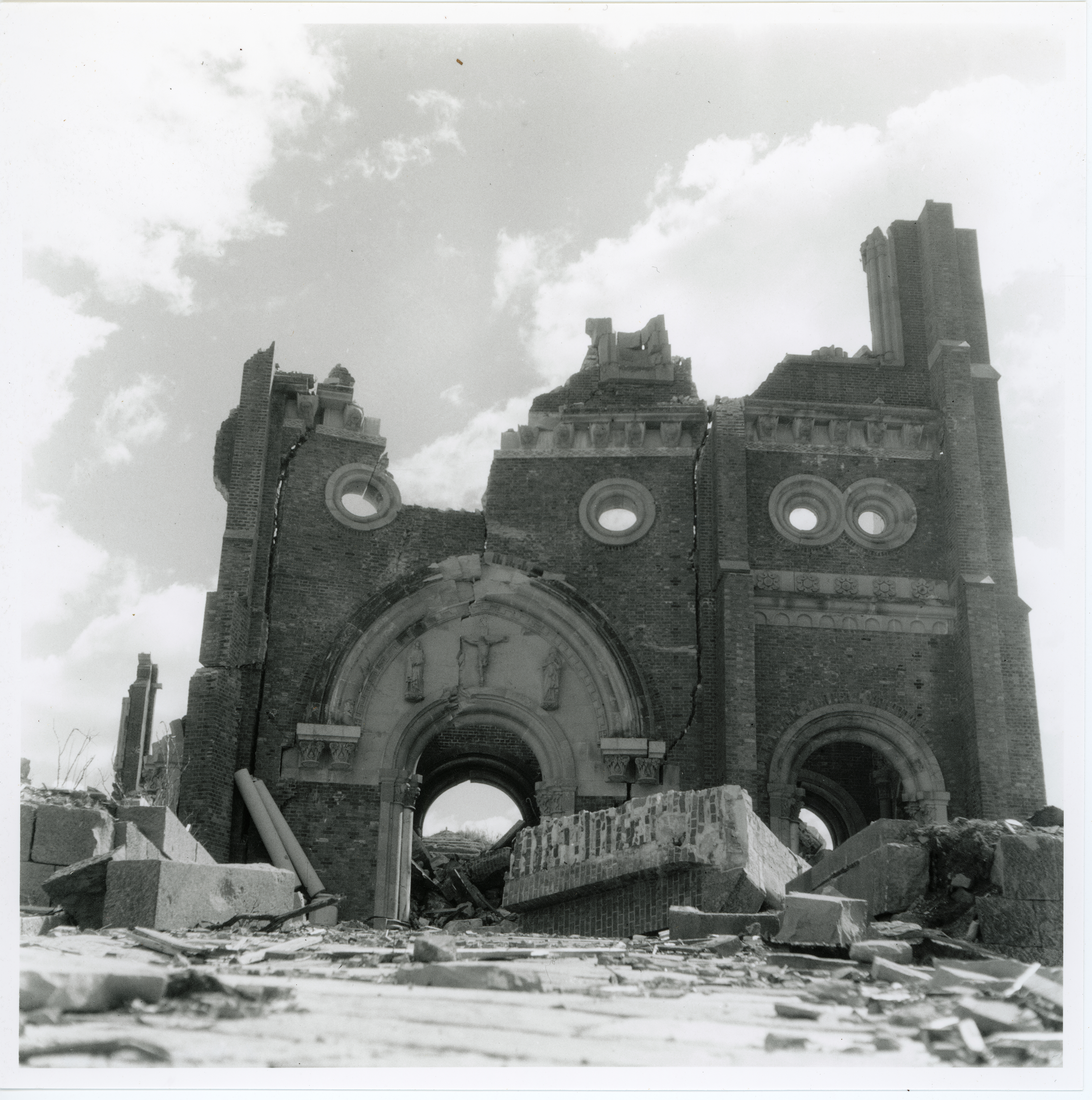 Fra Nagasaki like etter bomben, en ruin etter en kirke