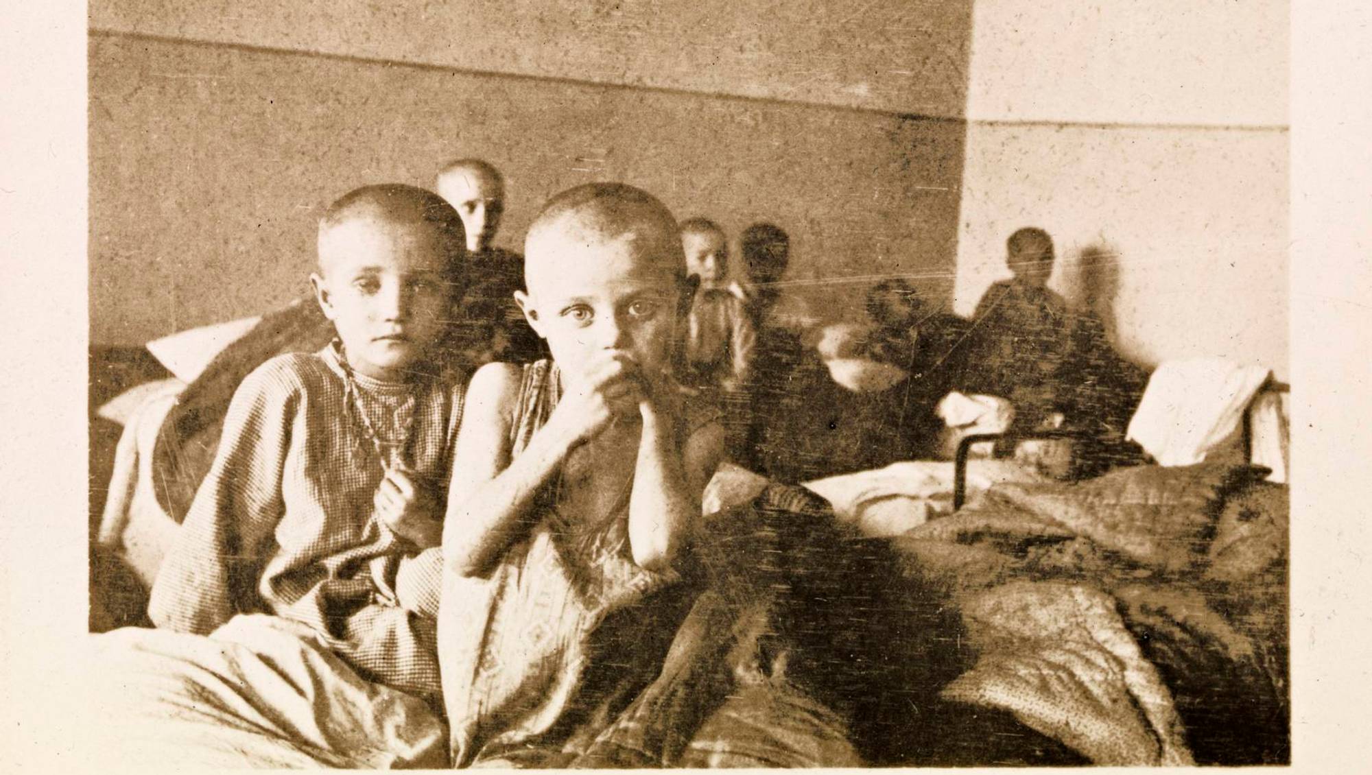 Foto av to sultrammede barn på et barnehjem i Volga-distriktet i desember 1921.