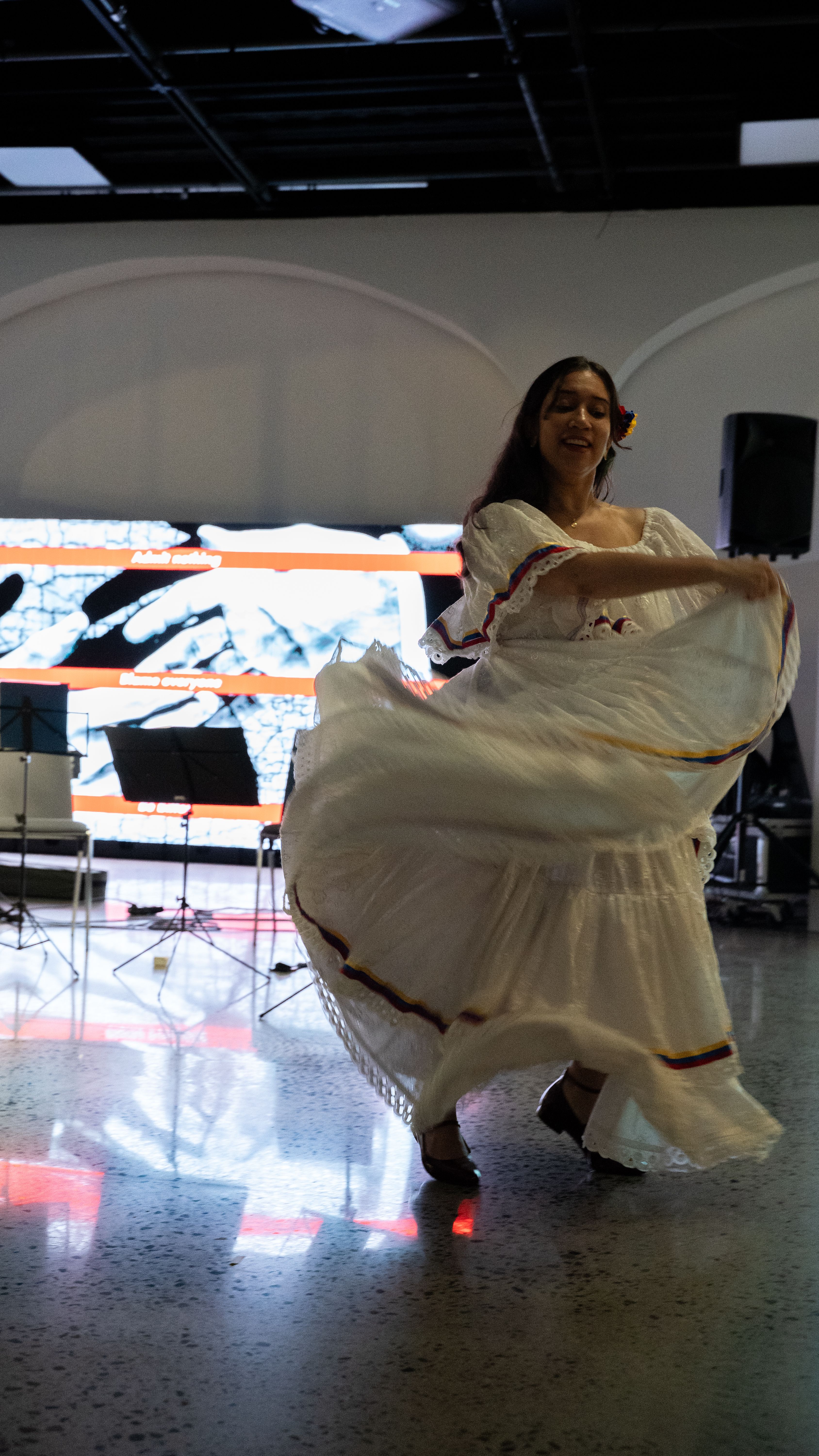 kvinne som danser i venezuelansk drakt