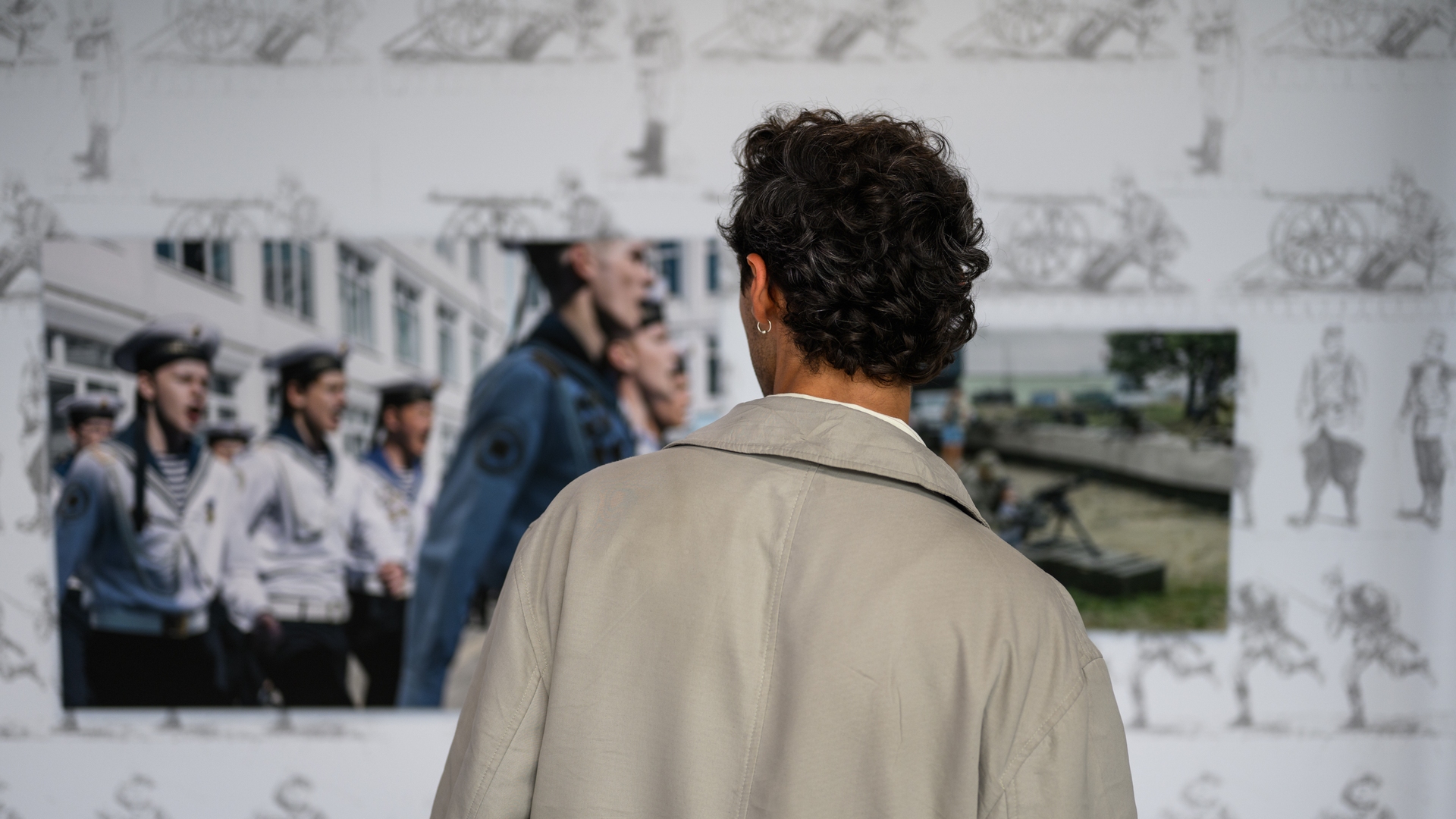 Person i utstillingen War is Peace?