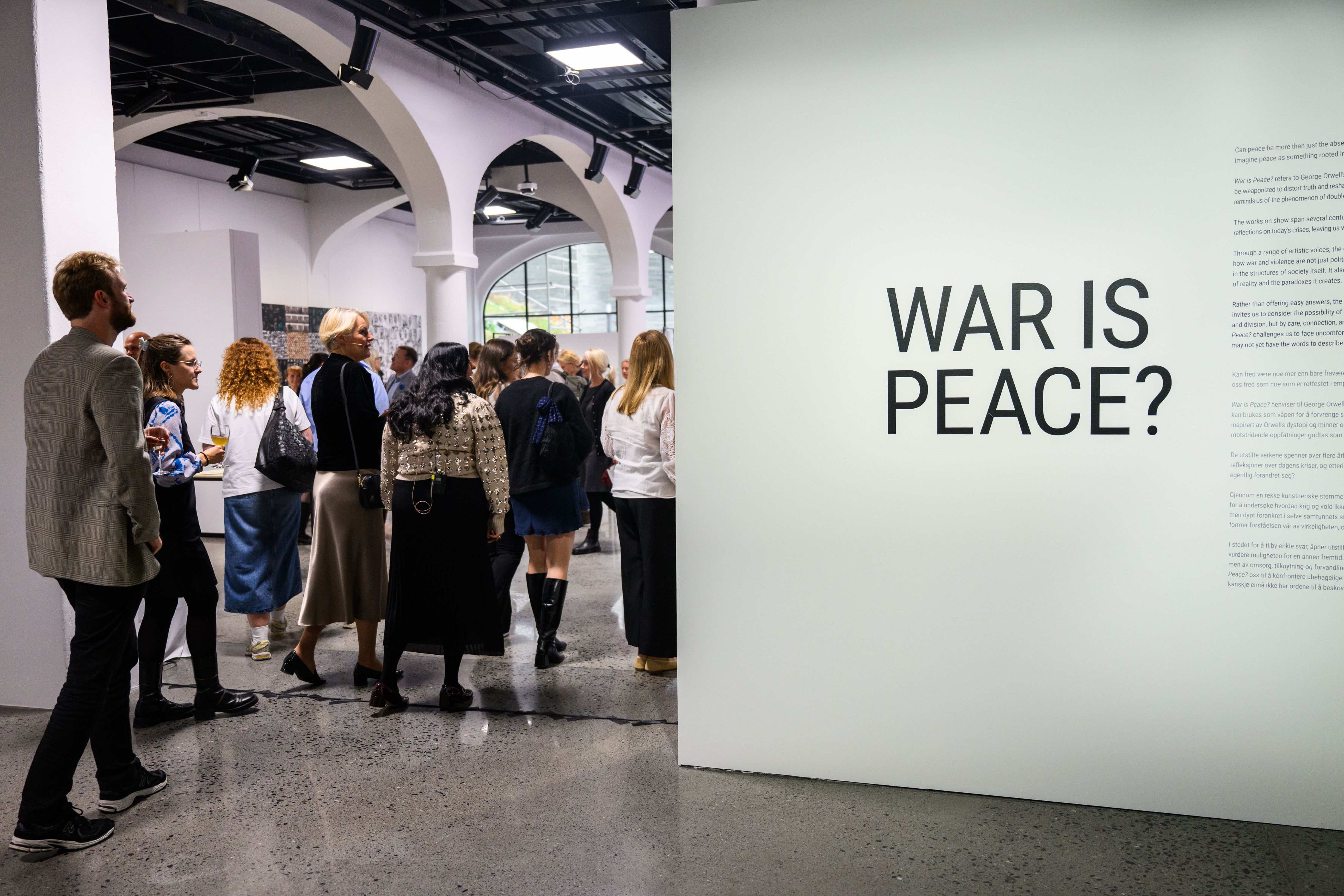 folk i utstillingen war is peace