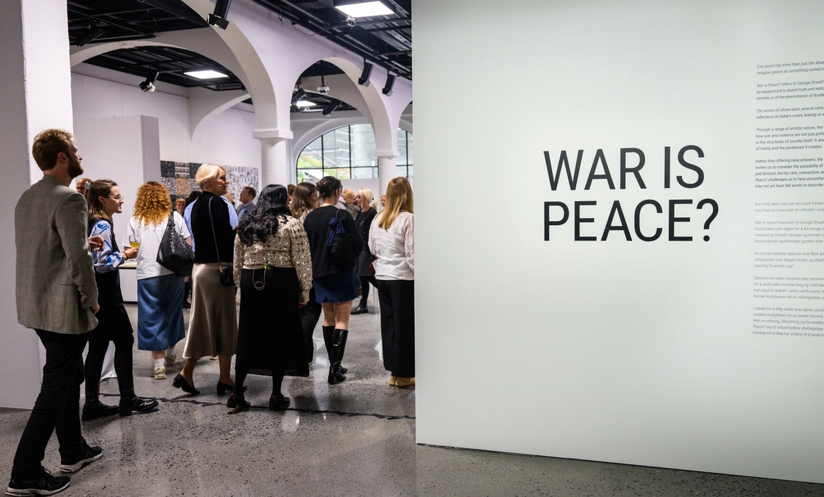 folk i utstillingen war is peace