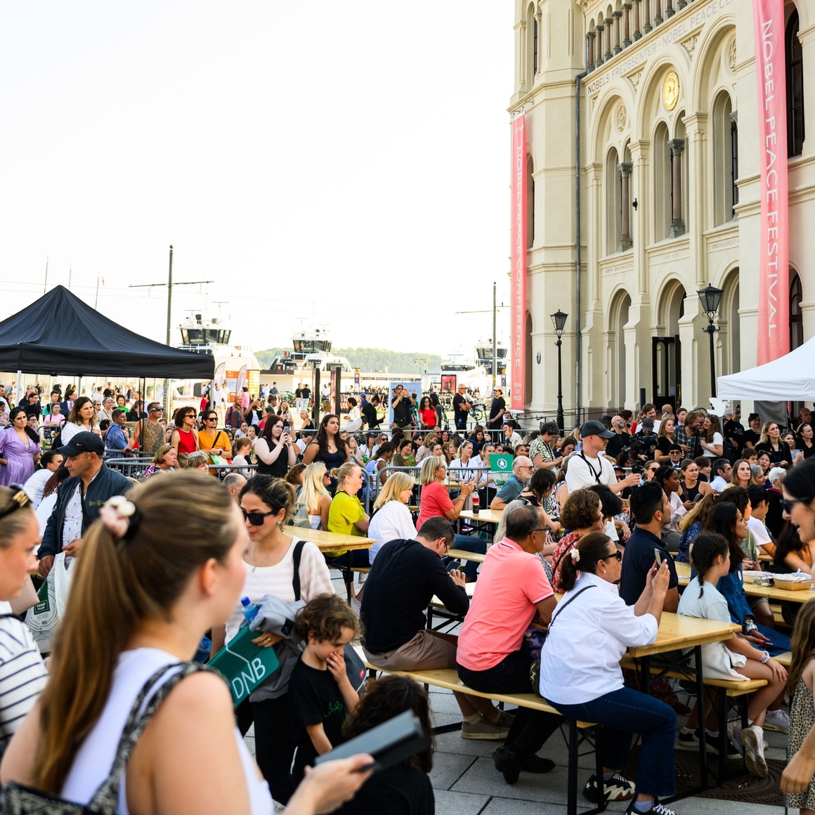fra festivalen, publikum utenfor nobels fredssenter i sommerværet.